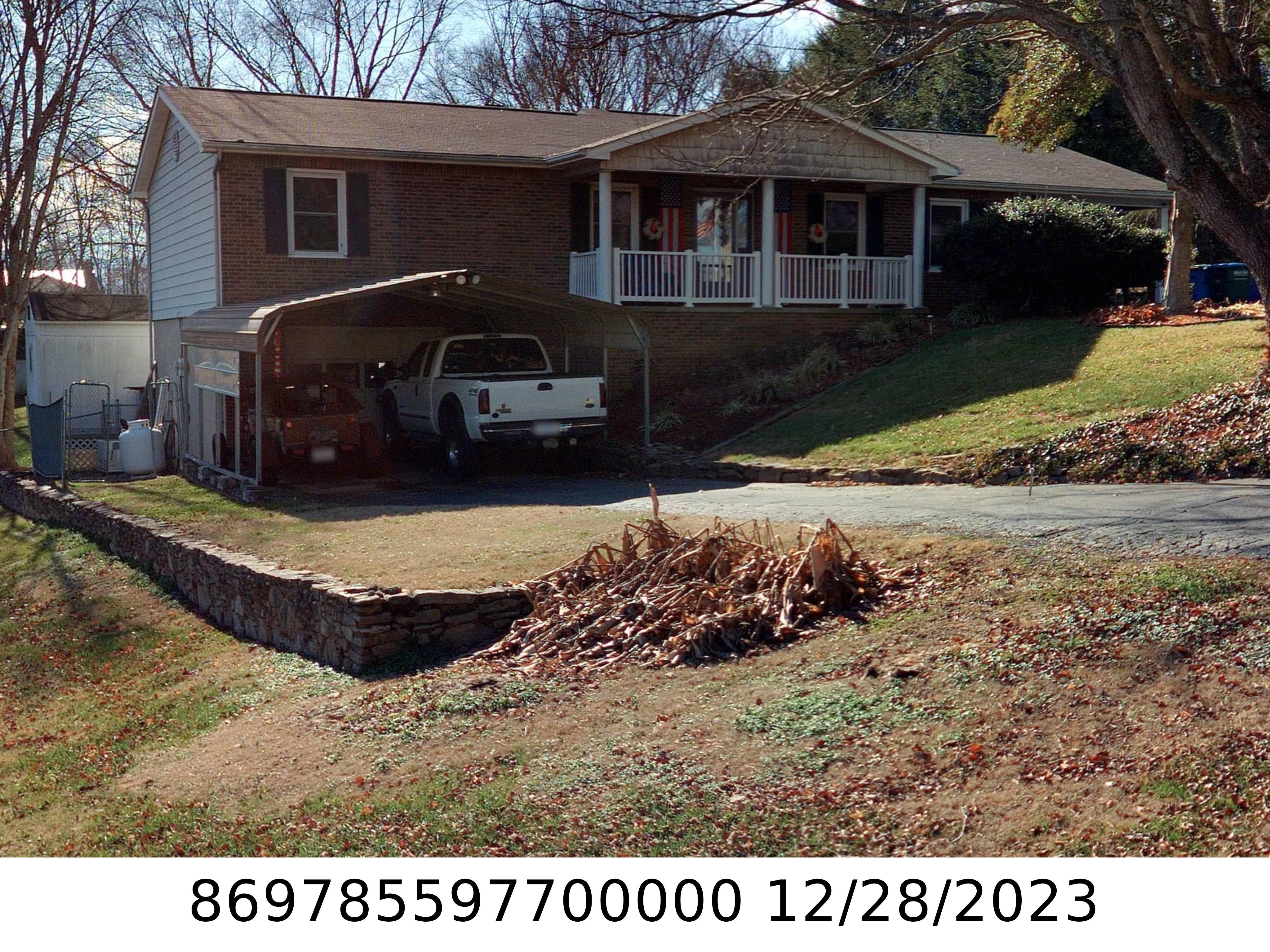 A picture of the property located at 1 MEADOWKNOLL DR, CANDLER NC 28715.