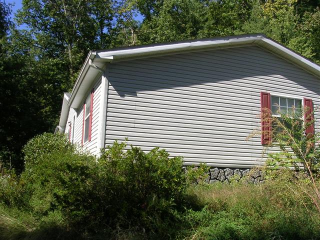 A picture of the property located at 105 KAYCE LN, CANDLER NC 28715.
