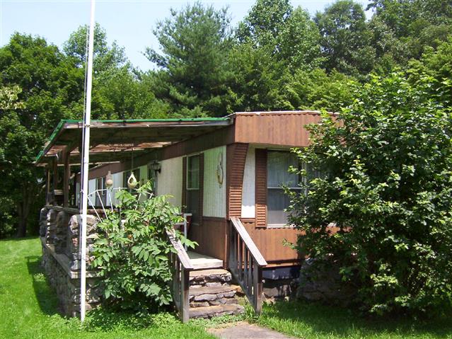 A picture of the property located at 1 MEADOW LN, CANDLER NC 28715.