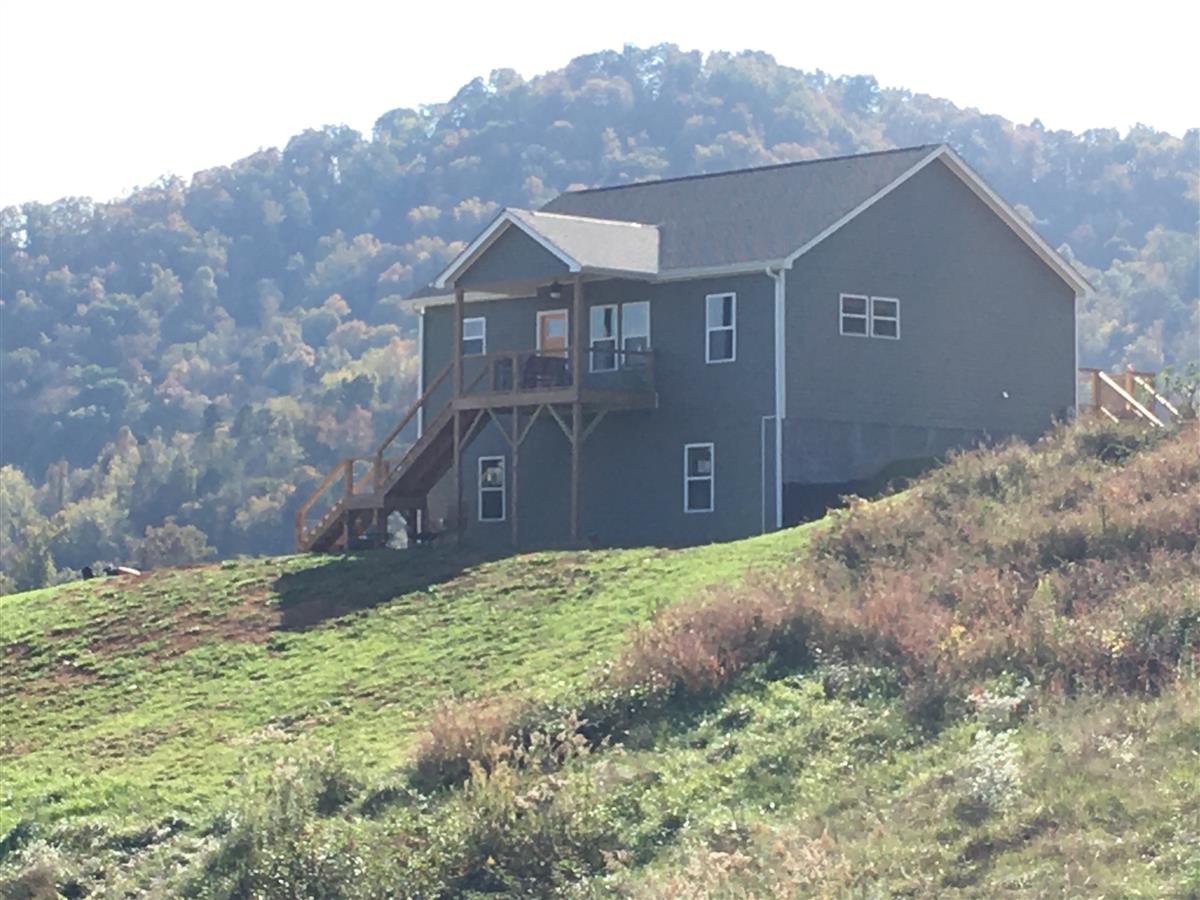 A picture of the property located at 180 ANTHONY FARM DR, LEICESTER NC 28748.