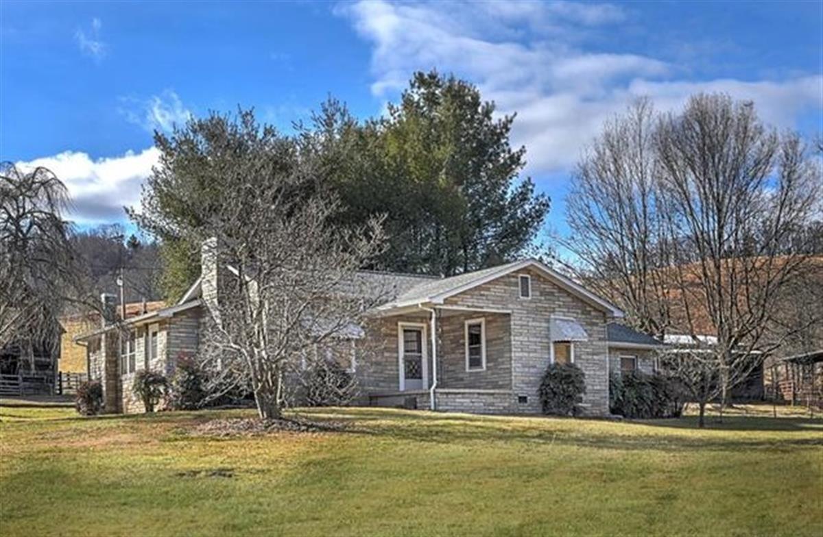 A picture of the property located at 7 FELMET FARM RD, MARSHALL NC 28753.