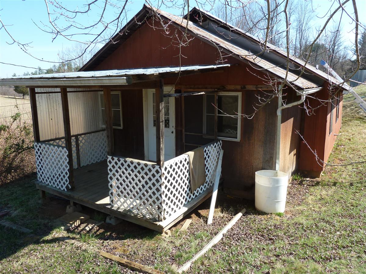 A picture of the property located at 86 BUTTERCUP LN, MARSHALL NC 28753.