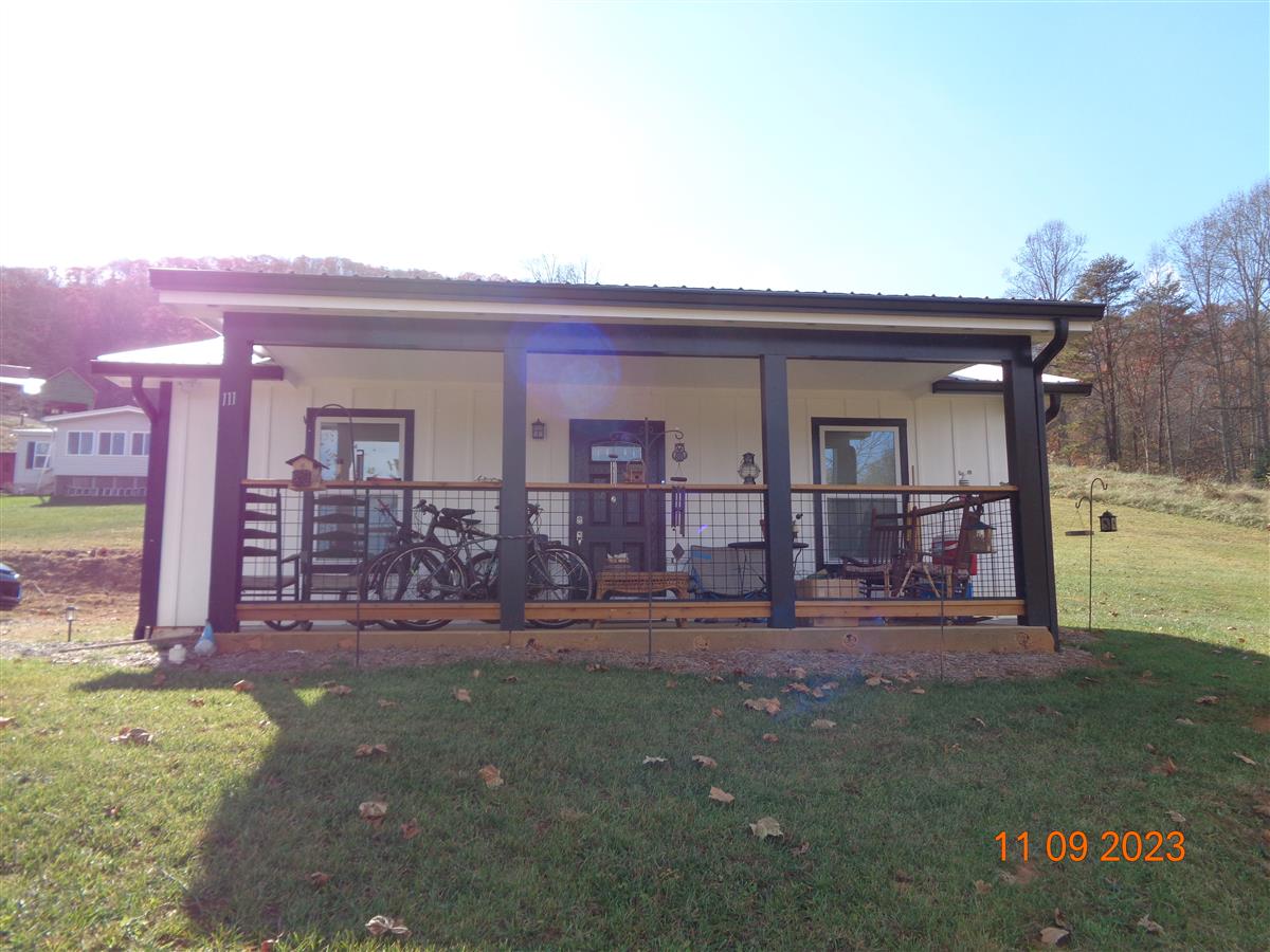 A picture of the property located at 111 BRIANS VIEW DR, CANDLER NC 28715.