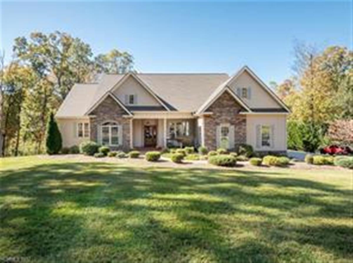 A picture of the property located at 3 KARI CIR, CANDLER NC 28715.