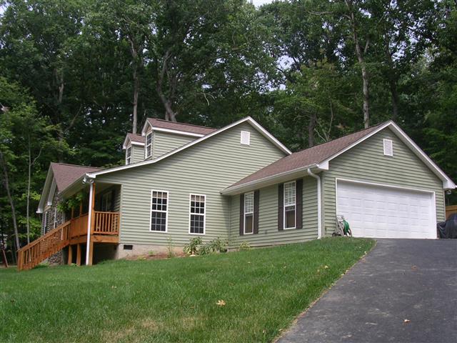 A picture of the property located at 25 DYNASTY LN, CANDLER NC 28715.