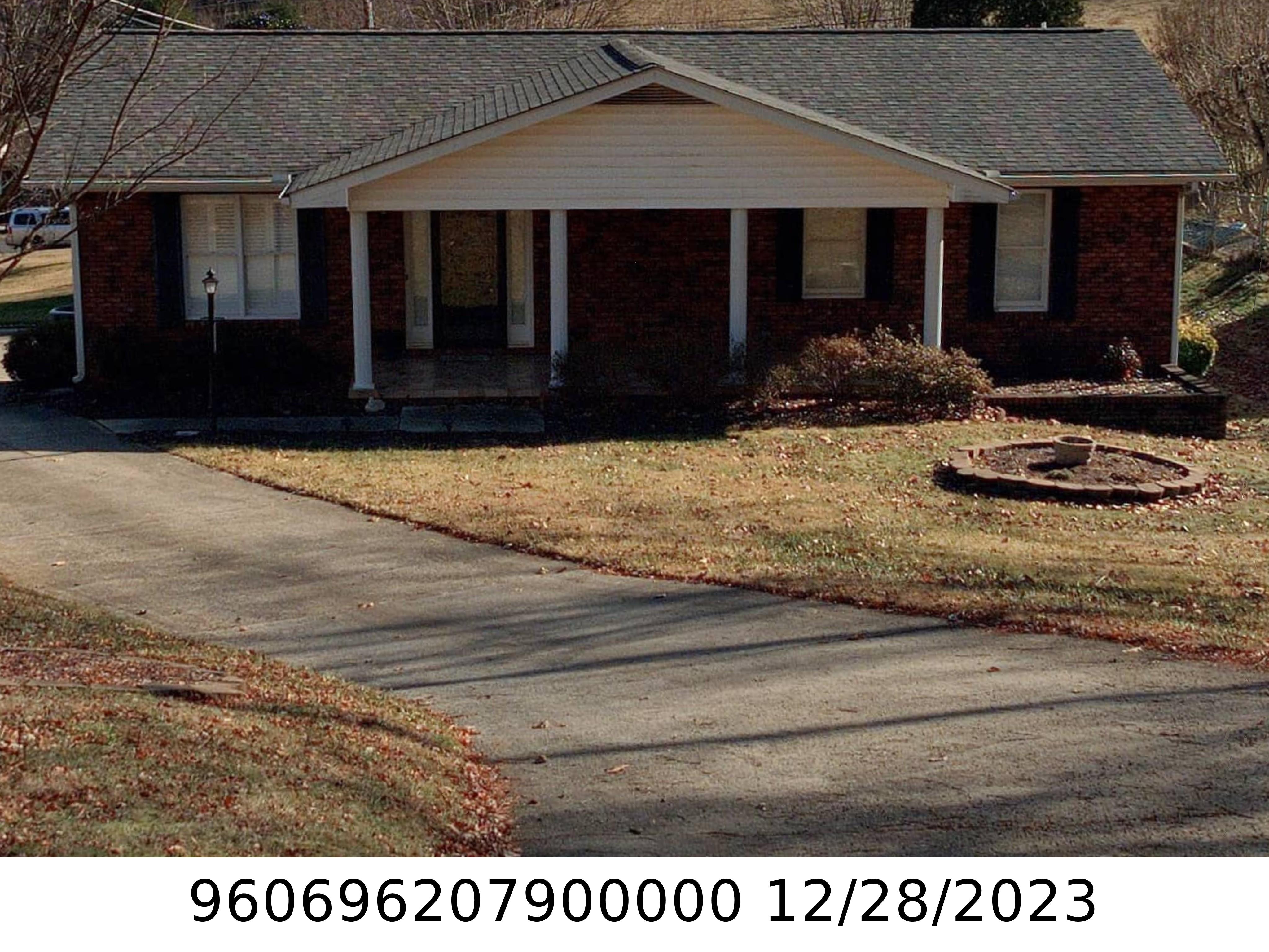 A picture of the property located at 15 SUN UP LN, CANDLER NC 28715.