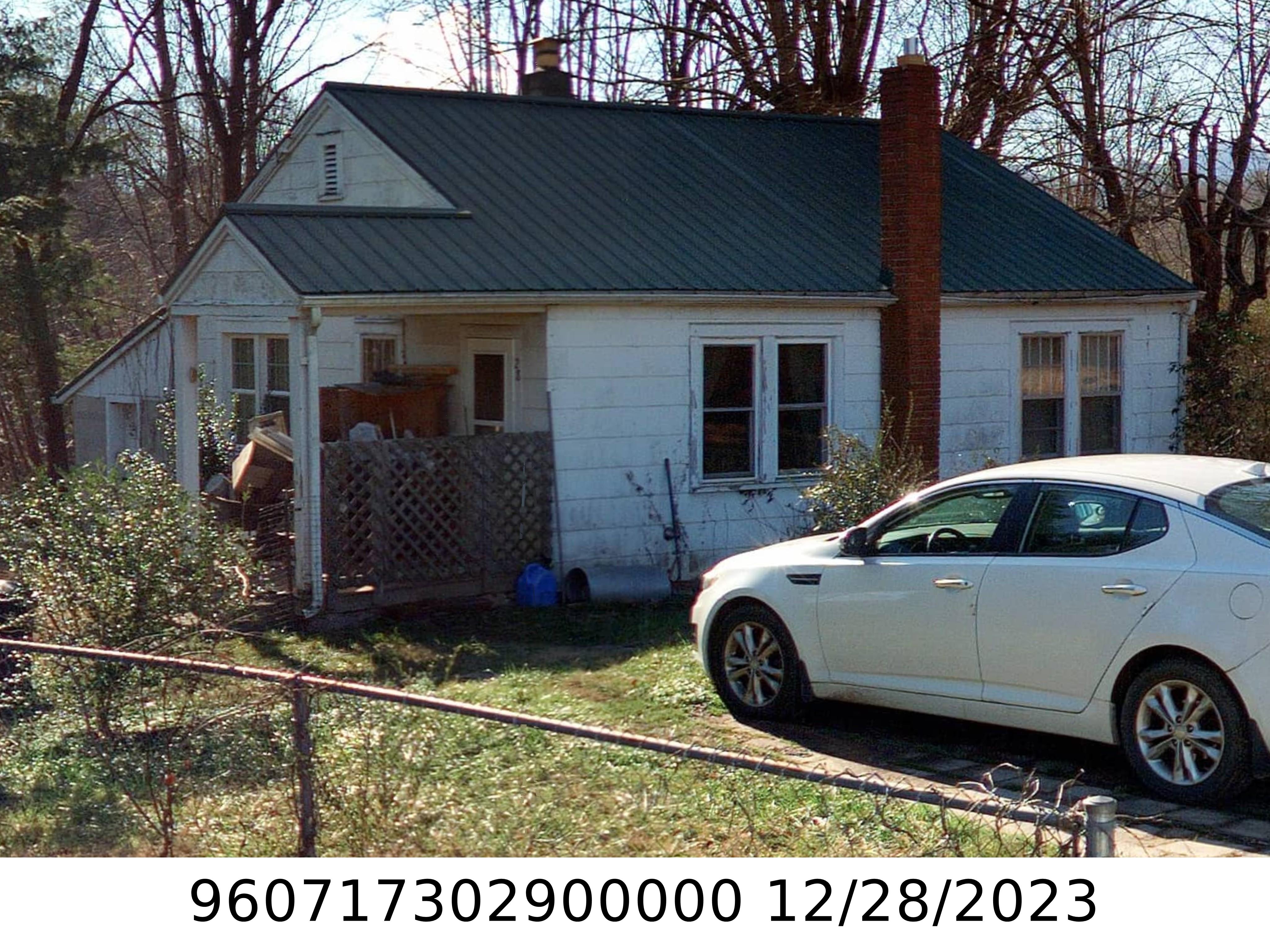 A picture of the property located at 28 SECLUSION CIR, CANDLER NC 28715.