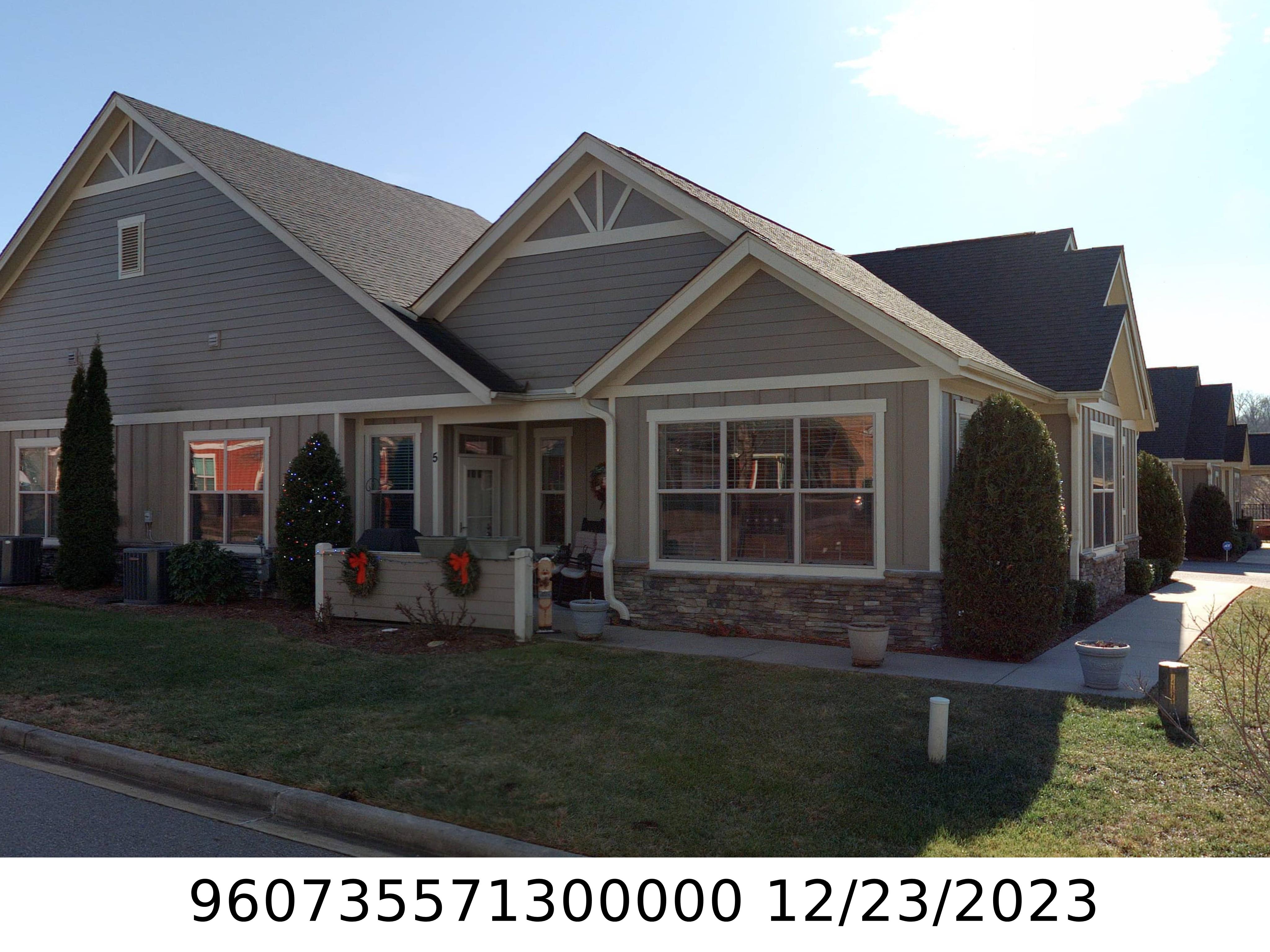 A picture of the property located at 5 BROOKSTONE PL, CANDLER NC 28715.
