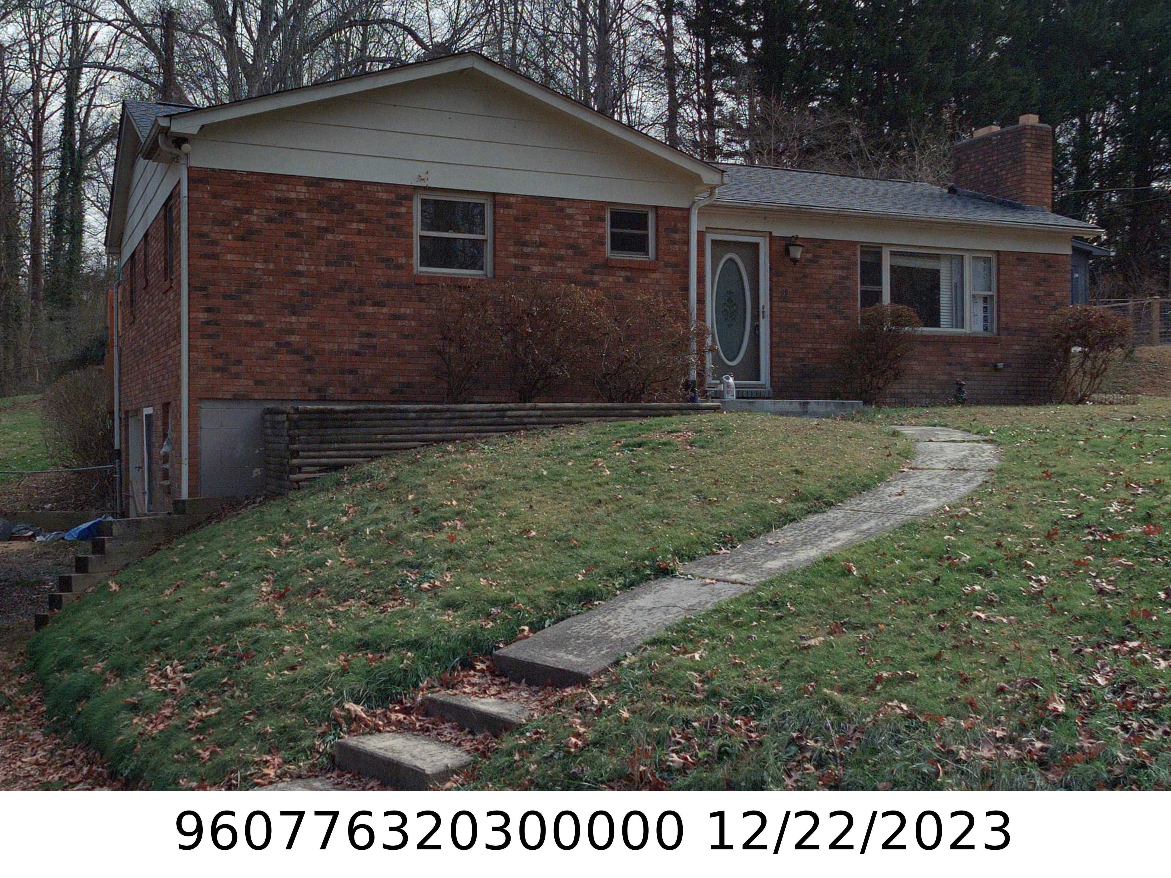 A picture of the property located at 39 LIBERTY CIR, CANDLER NC 28715.