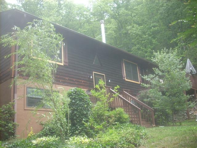 A picture of the property located at 7 CRABAPPLE LN, CANDLER NC 28715.