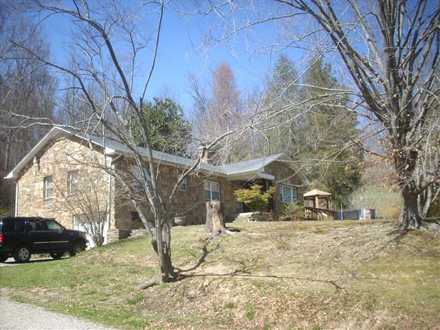 A picture of the property located at 27 SQUIRES LN, CANDLER NC 28715.