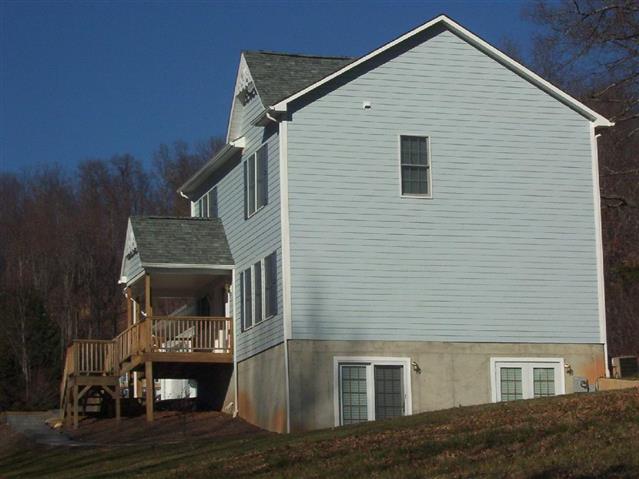 A picture of the property located at 10 SQUIRES LN, CANDLER NC 28715.
