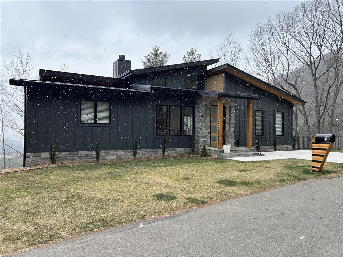 A picture of the property located at 10 PITCH PINE DR, LEICESTER NC 28748.