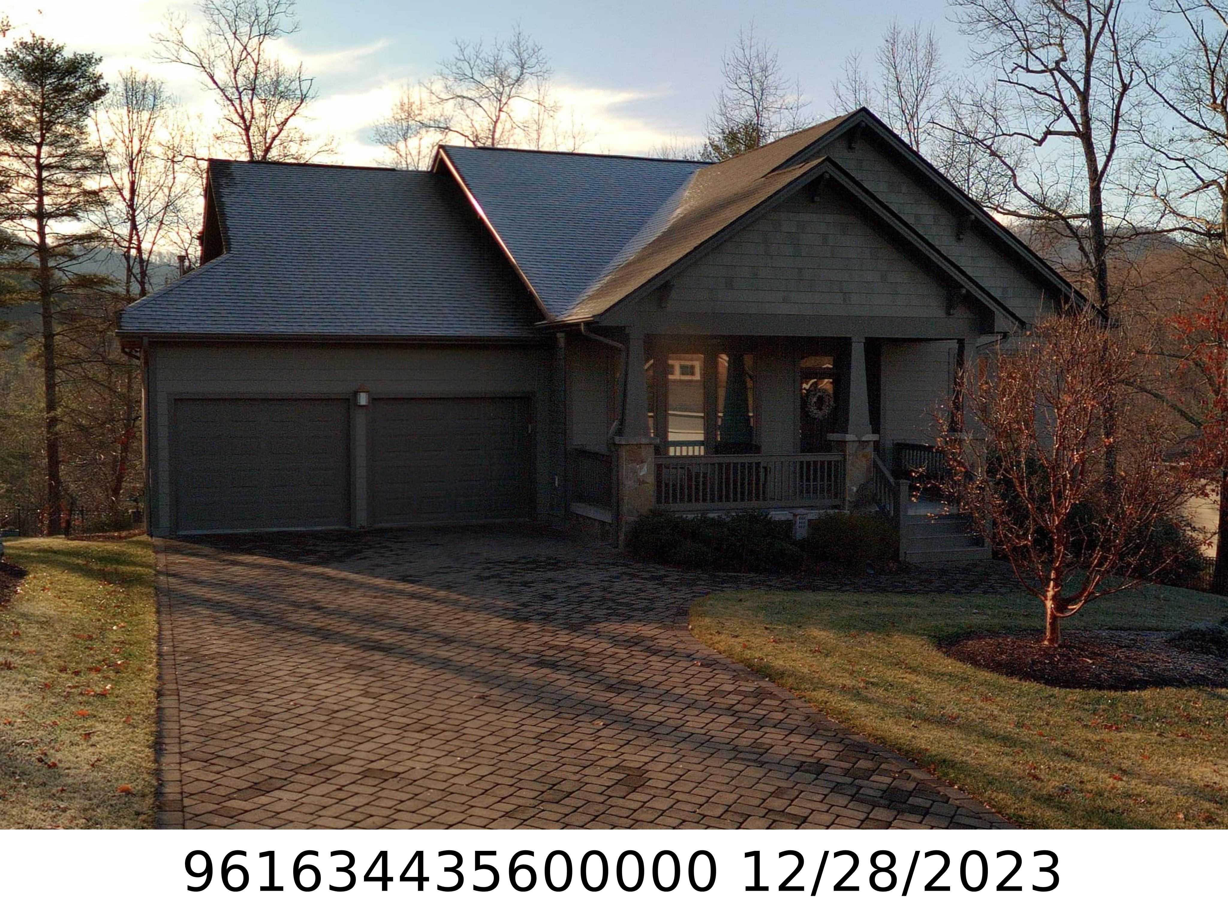 A picture of the property located at 2 GREEN DRAKE CT, CANDLER NC 28715.