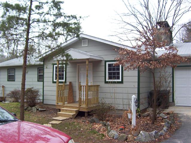 A picture of the property located at 19 FORSYTHIA LN, CANDLER NC 28715.