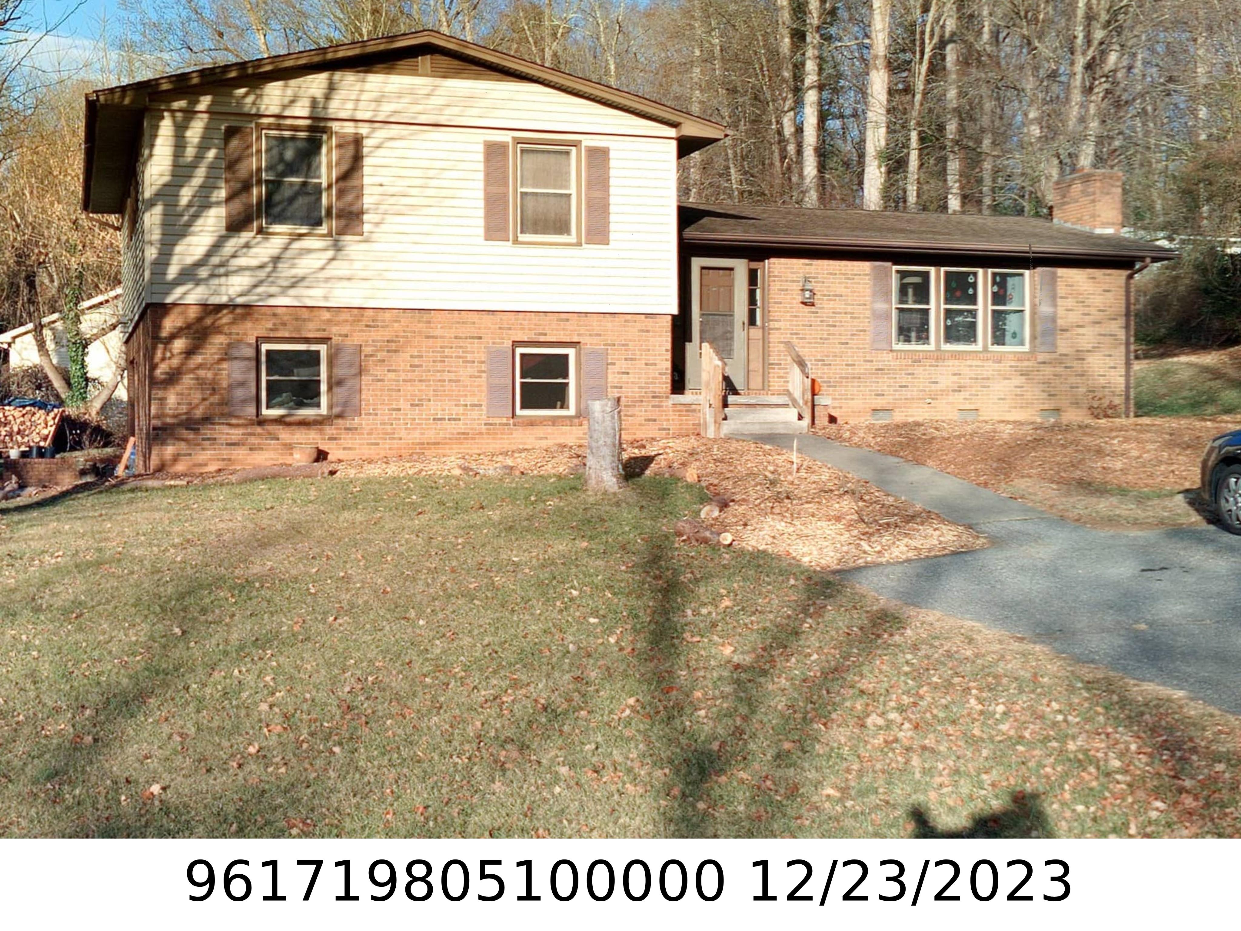 A picture of the property located at 3 MONTE VISTA CIR, CANDLER NC 28715.
