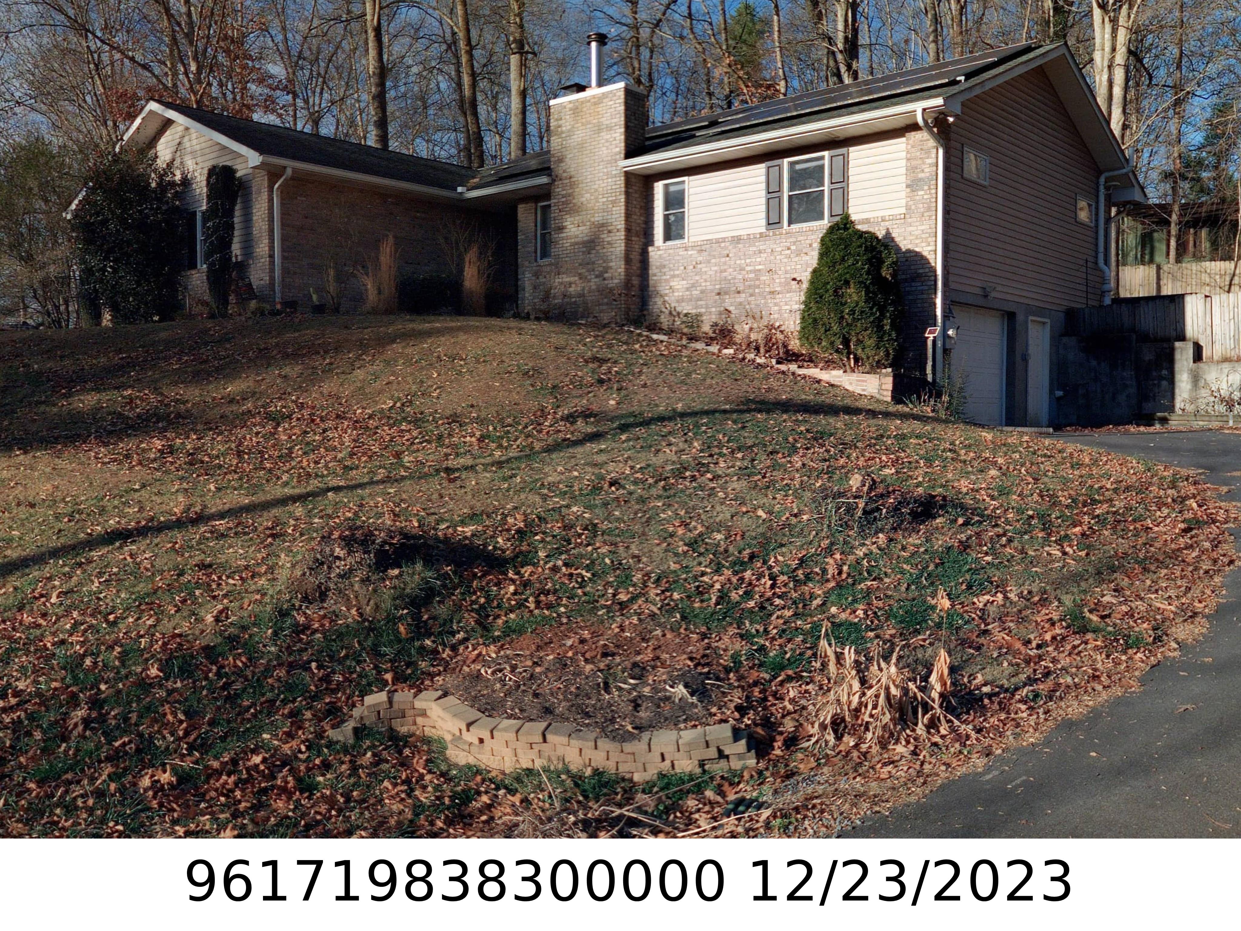 A picture of the property located at 21 MONTE VISTA CIR, CANDLER NC 28715.