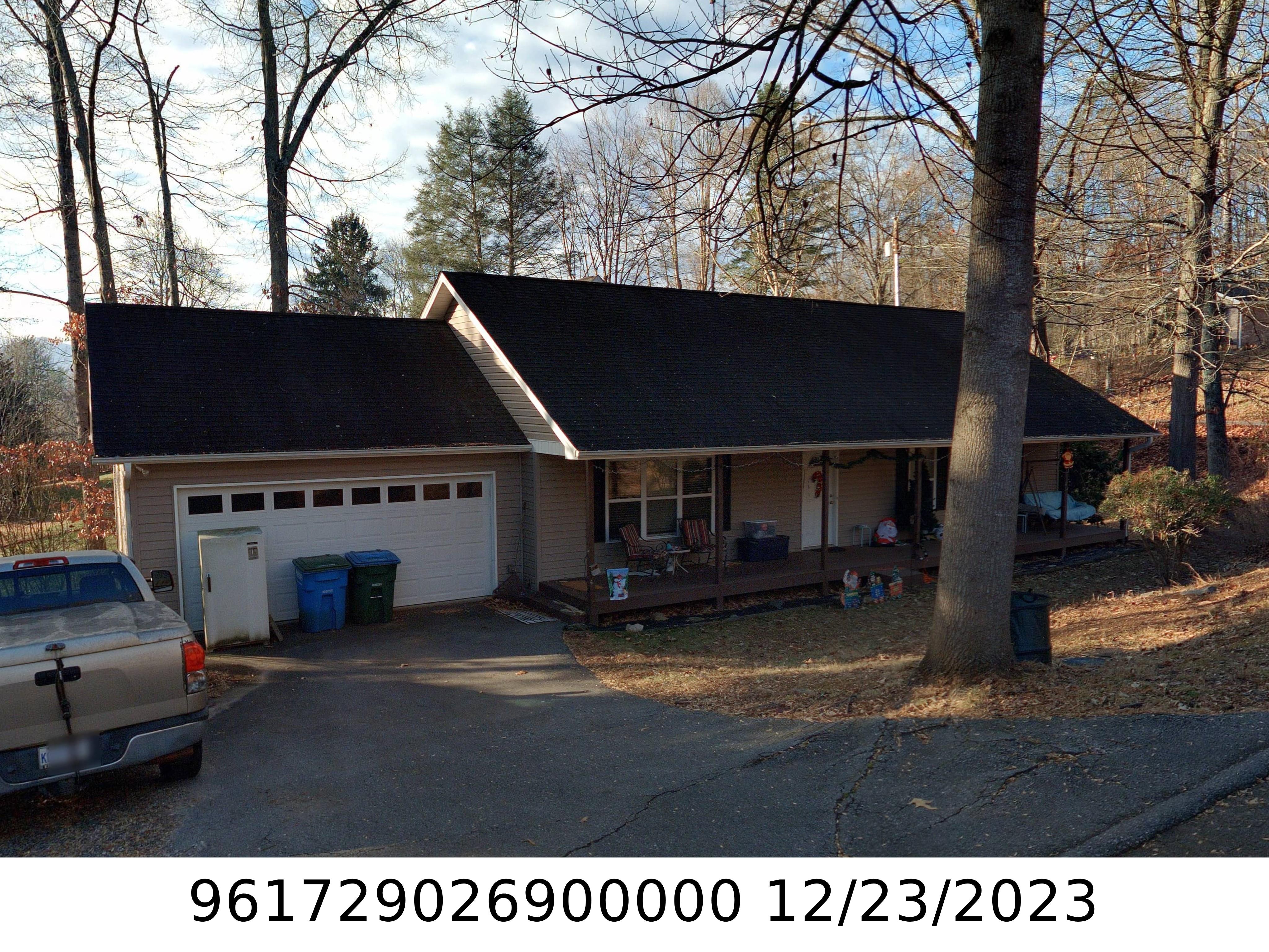 A picture of the property located at 28 MONTE VISTA CIR, CANDLER NC 28715.