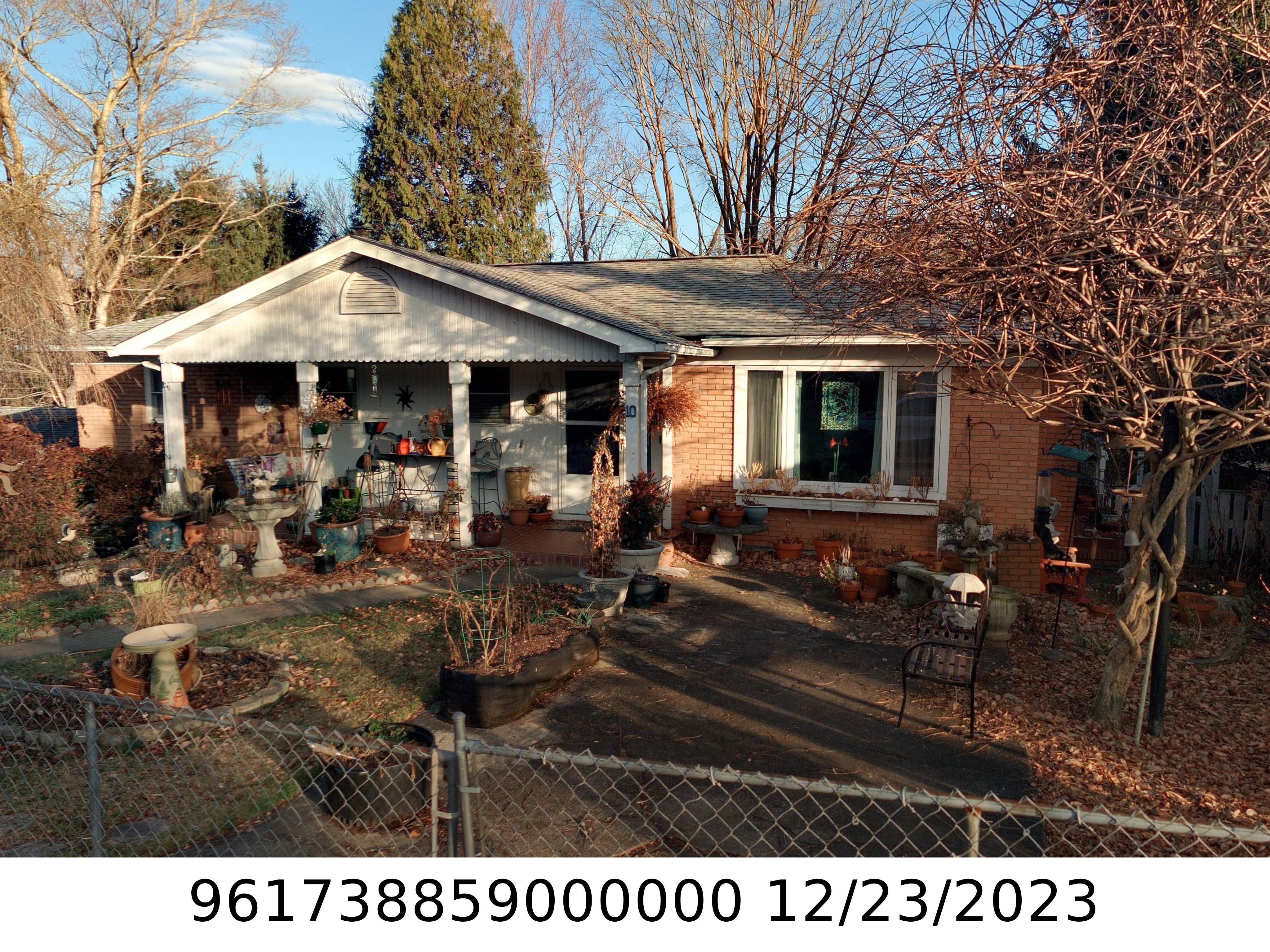 A picture of the property located at 10 EVERWOOD DR, CANDLER NC 28715.