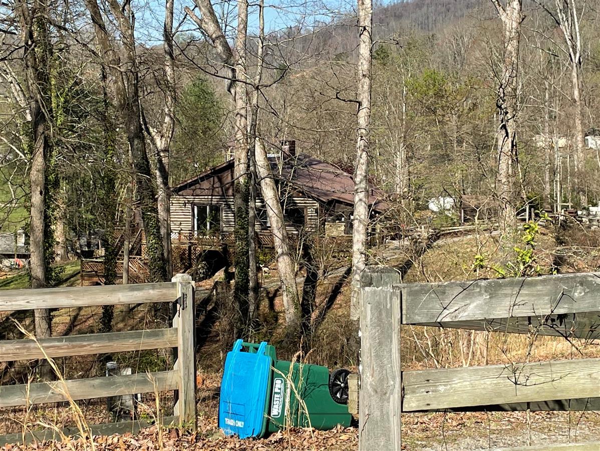 A picture of the property located at 20 DEAVERMONT CIR, ASHEVILLE NC 28806.