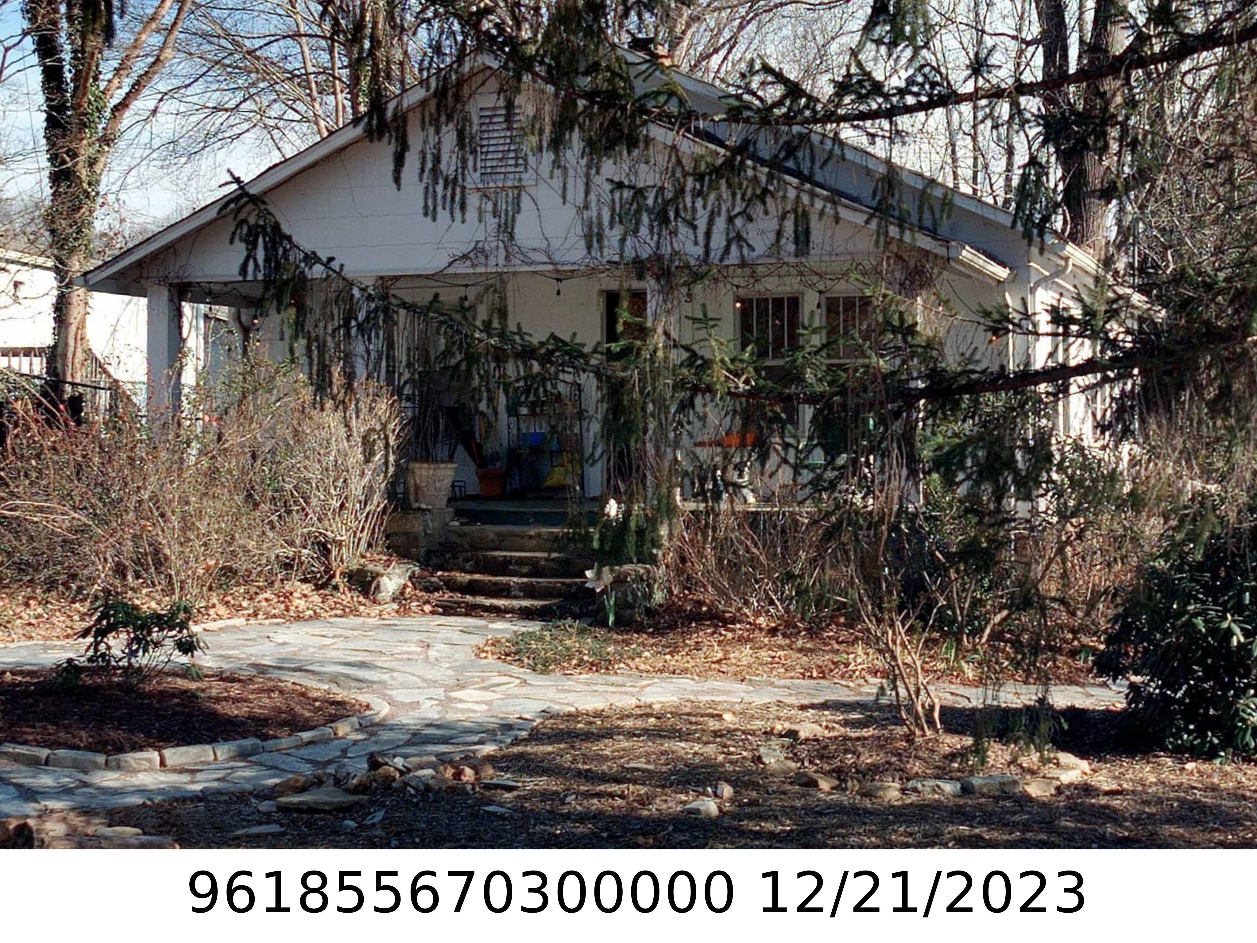 A picture of the property located at 13 DEAVERMONT CIR, ASHEVILLE NC 28806.