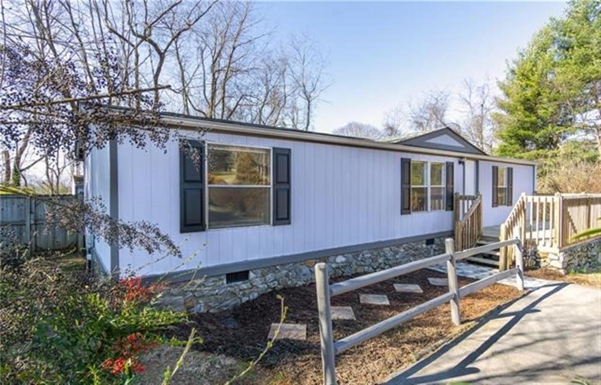 A picture of the property located at 24 UDELL CIR, ASHEVILLE NC 28806.