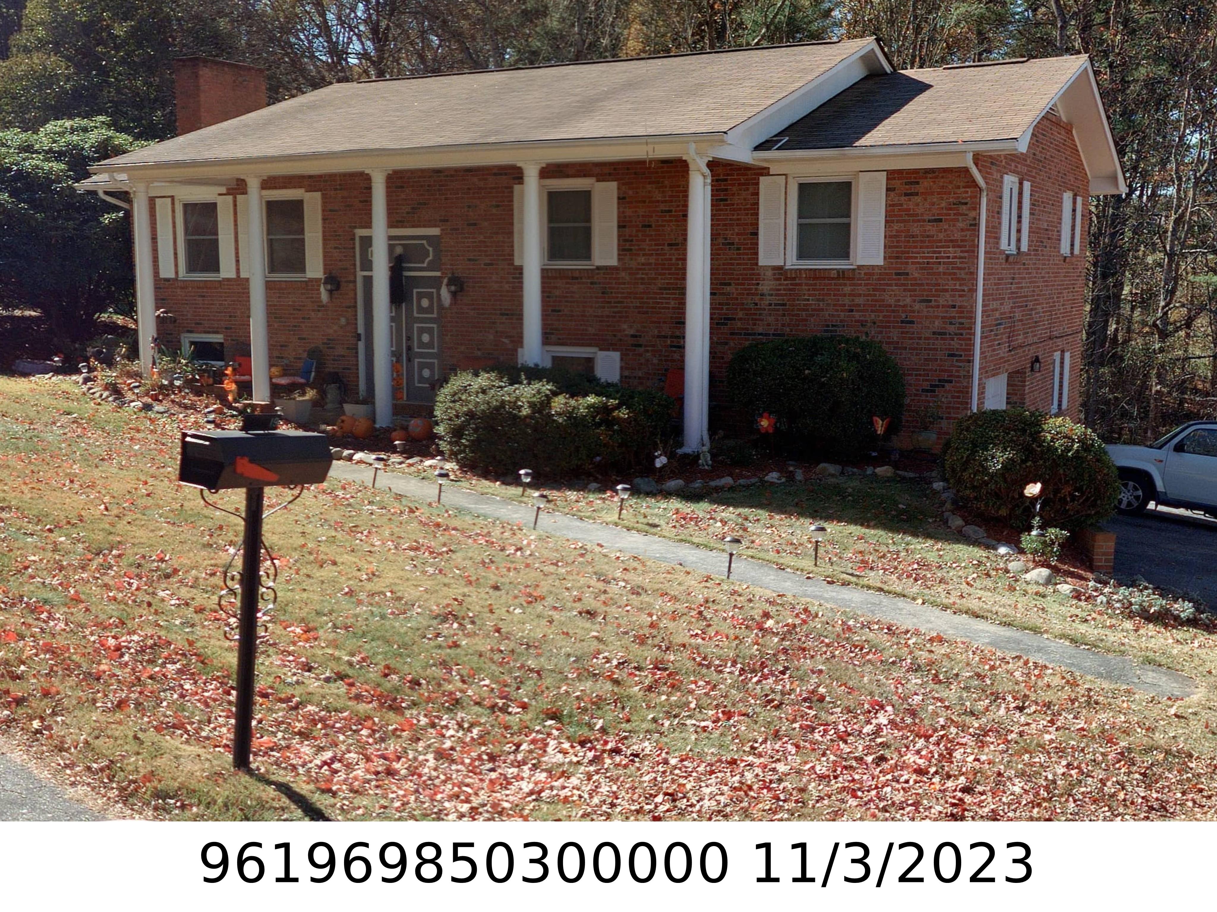 A picture of the property located at 19 FIELDCREST CIR, ASHEVILLE NC 28806.