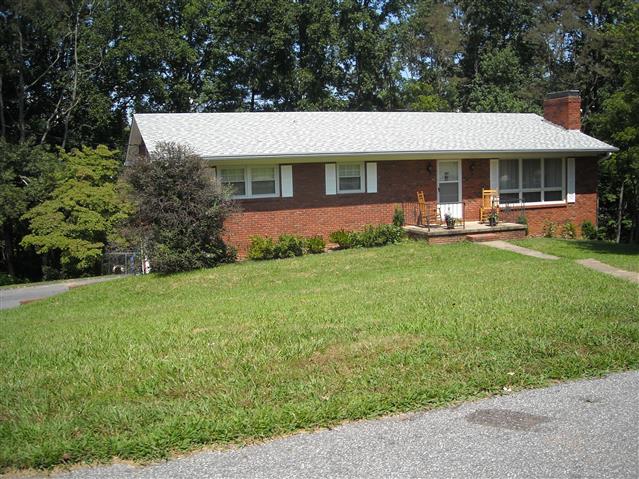 A picture of the property located at 11 FIELDCREST CIR, ASHEVILLE NC 28806.