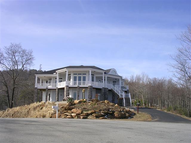 A picture of the property located at 8 COURT VIEW LN, ASHEVILLE NC 28806.