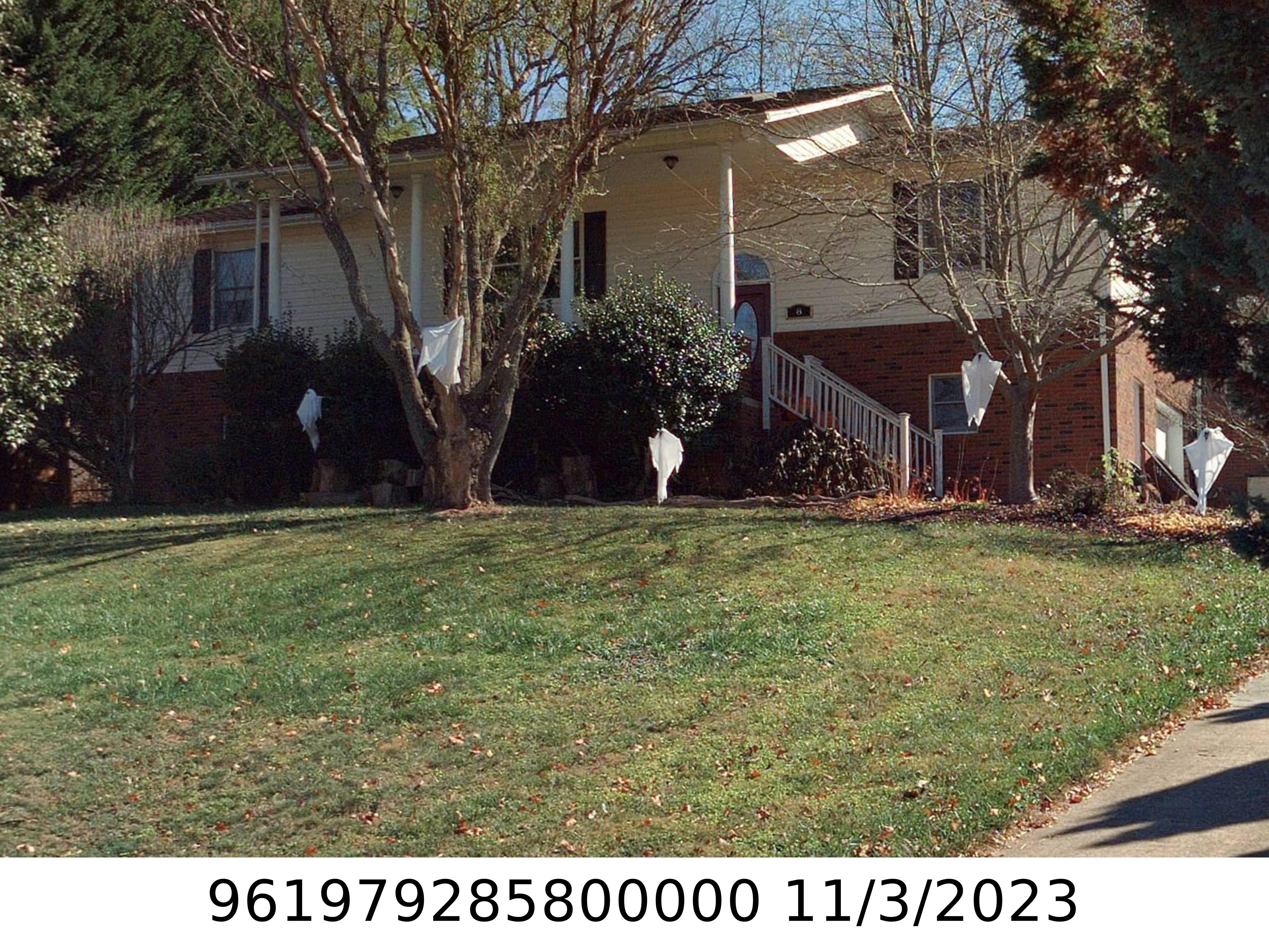 A picture of the property located at 8 FIELDCREST CIR, ASHEVILLE NC 28806.