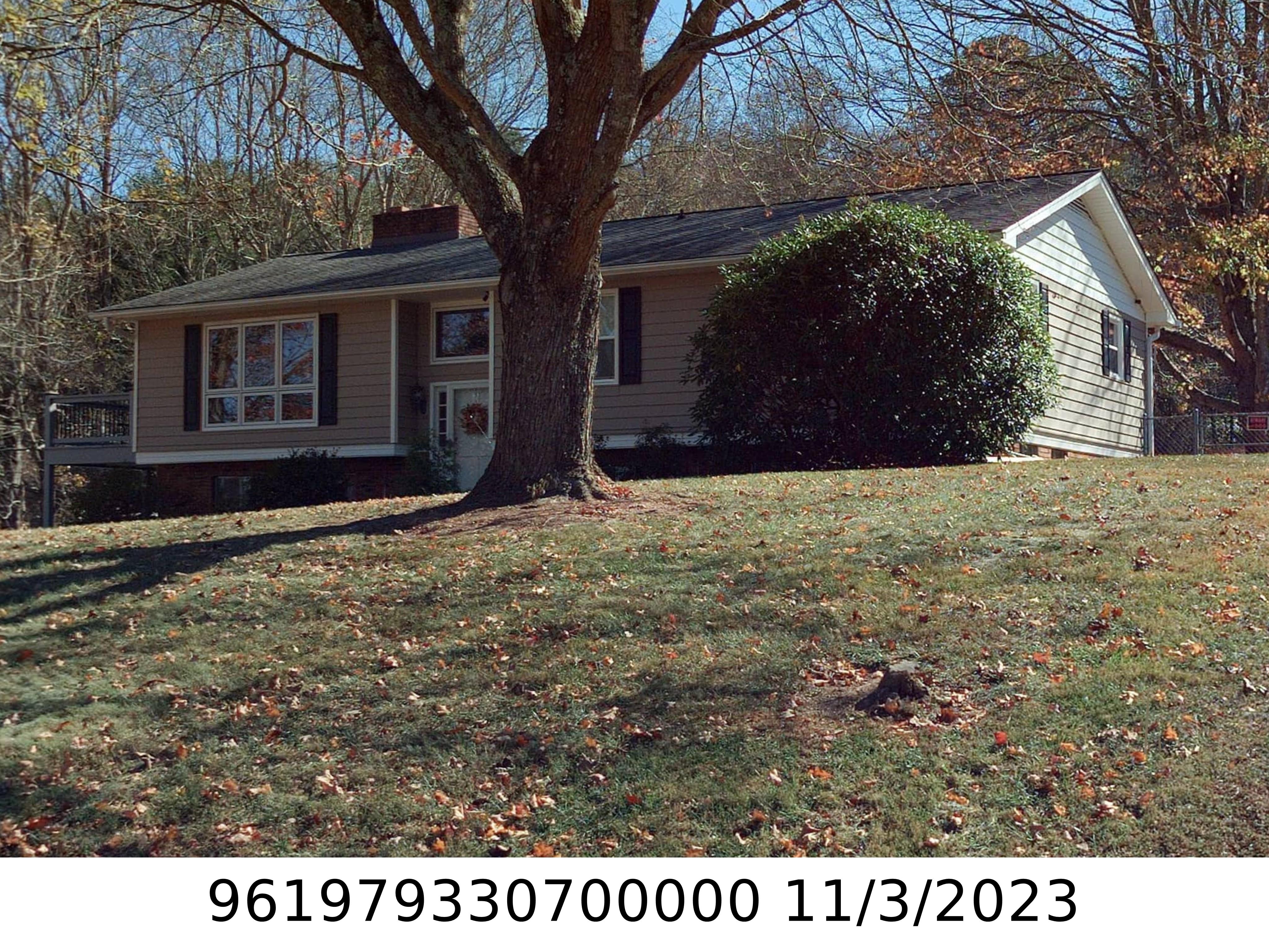 A picture of the property located at 27 FIELDCREST CIR, ASHEVILLE NC 28806.