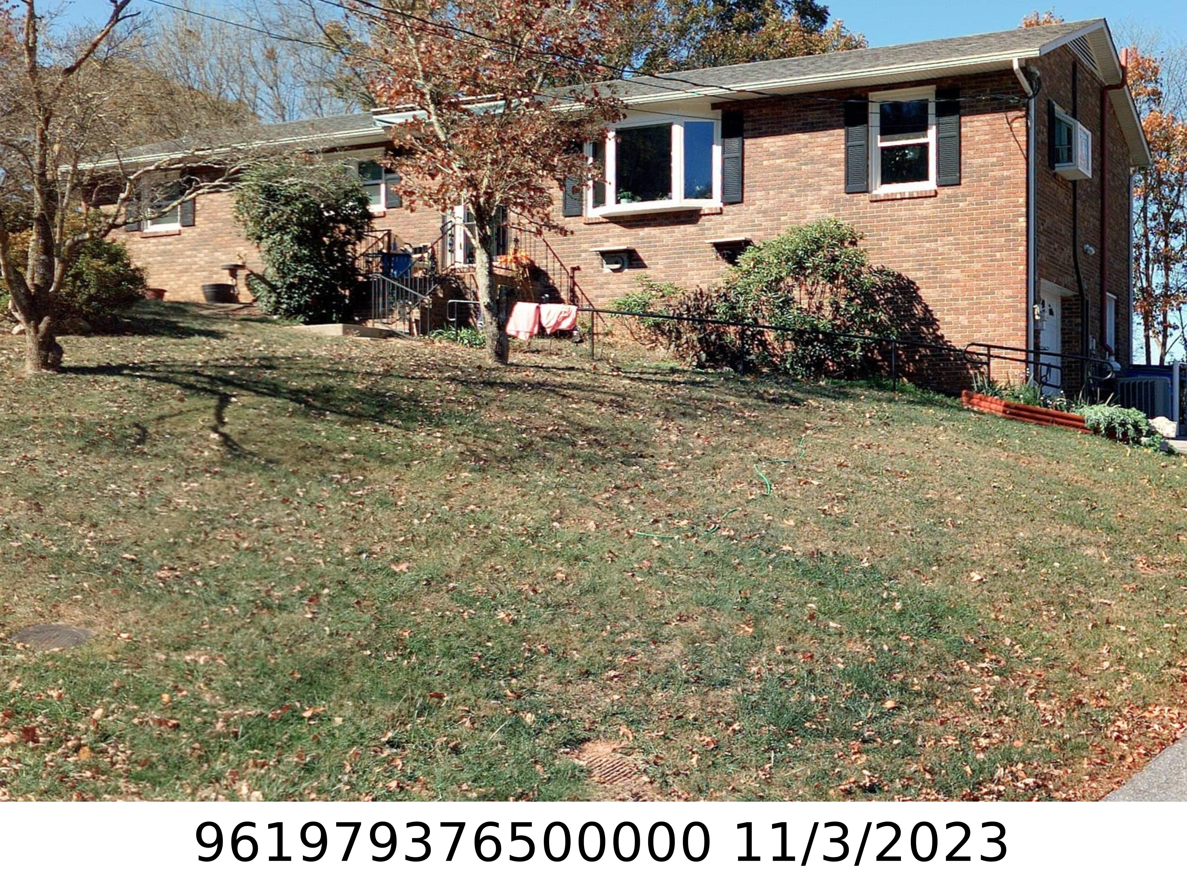 A picture of the property located at 30 FIELDCREST CIR, ASHEVILLE NC 28806.