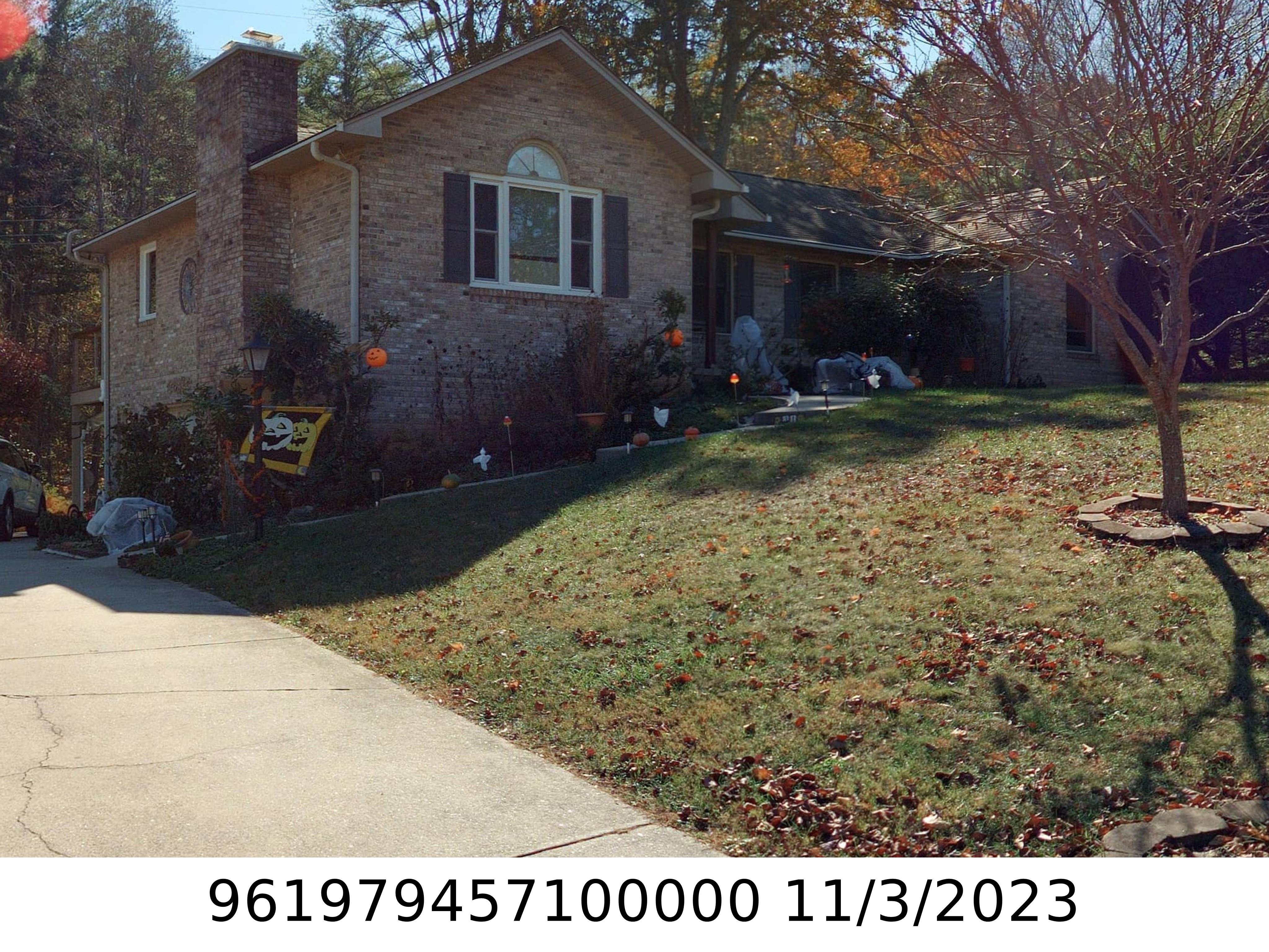 A picture of the property located at 31 FIELDCREST CIR, ASHEVILLE NC 28806.