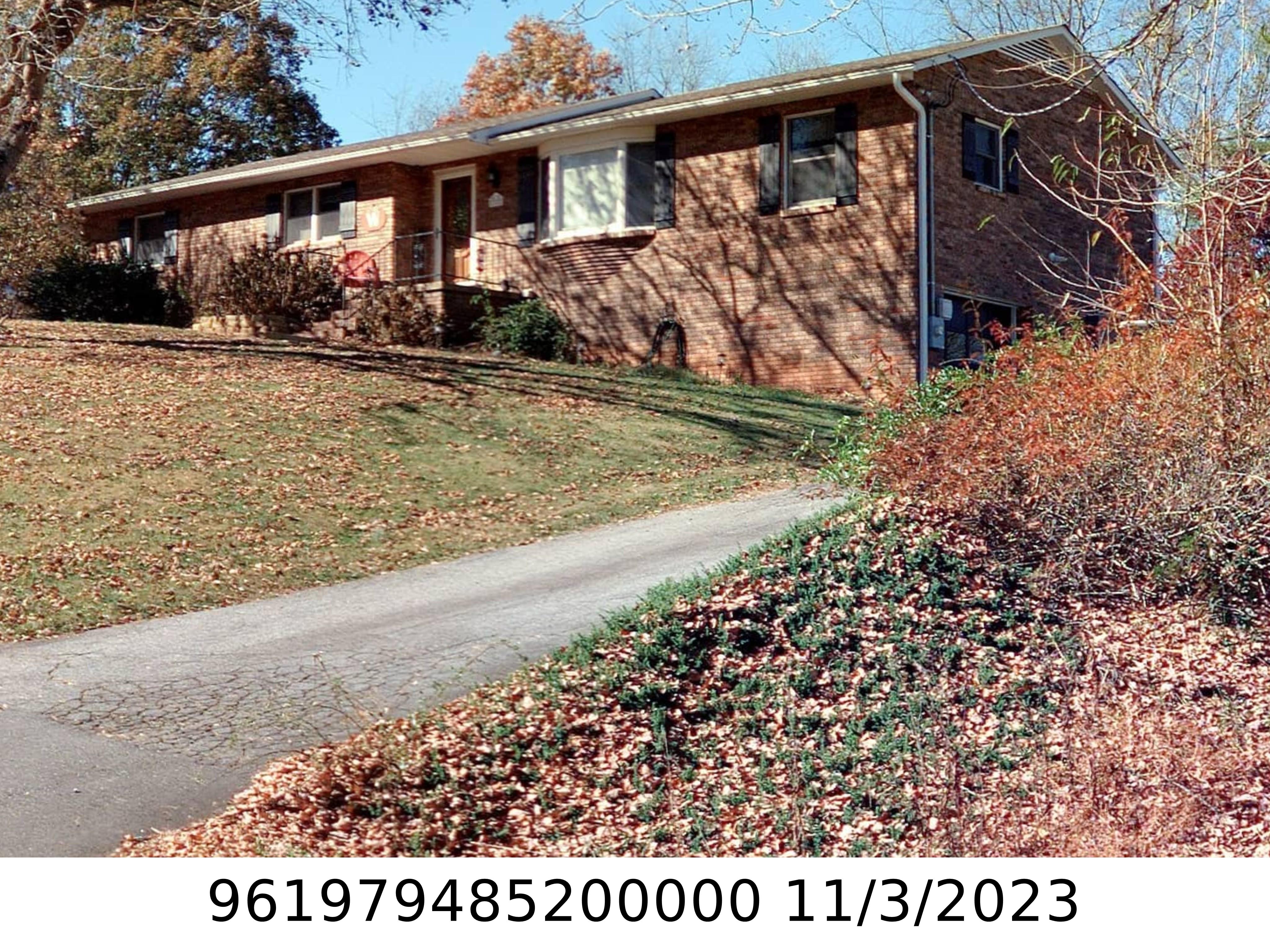 A picture of the property located at 32 FIELDCREST CIR, ASHEVILLE NC 28806.