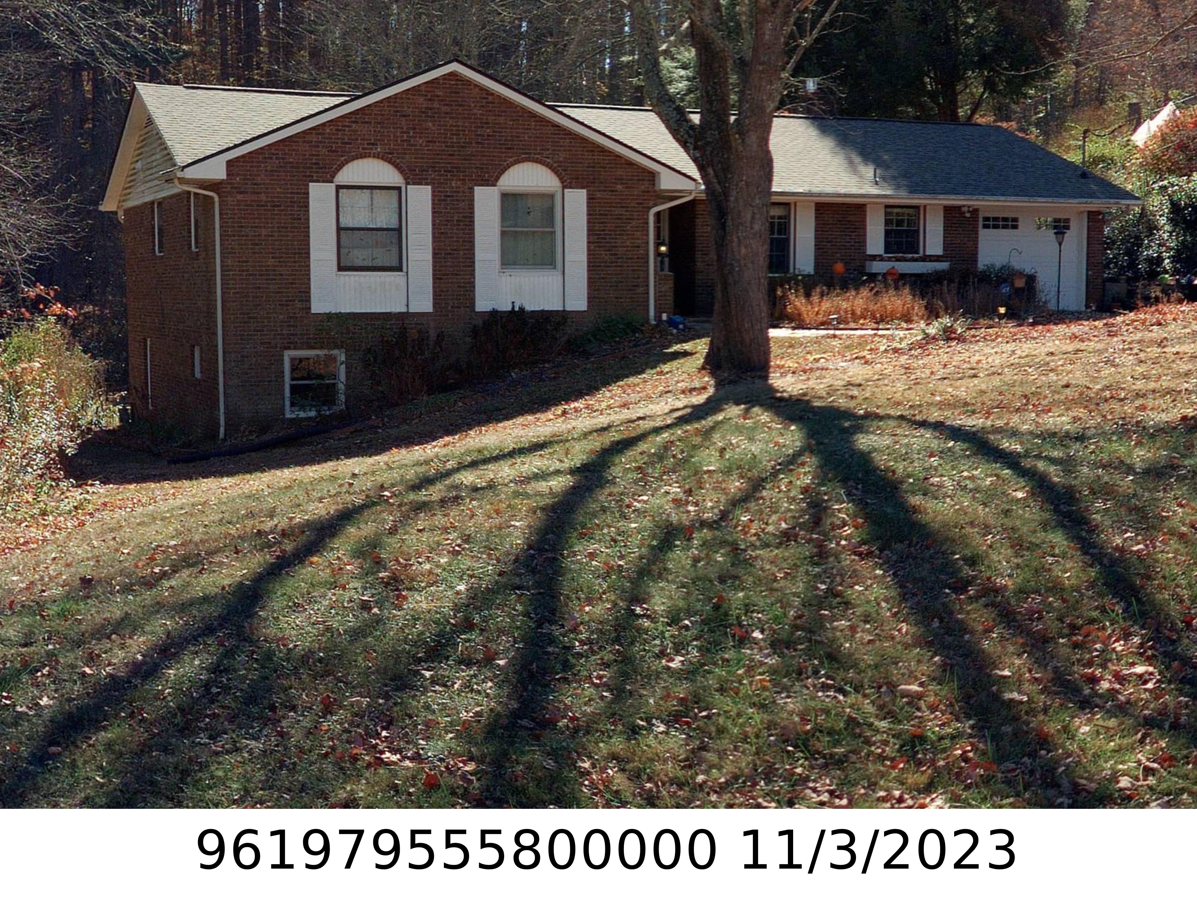 A picture of the property located at 33 FIELDCREST CIR, ASHEVILLE NC 28806.
