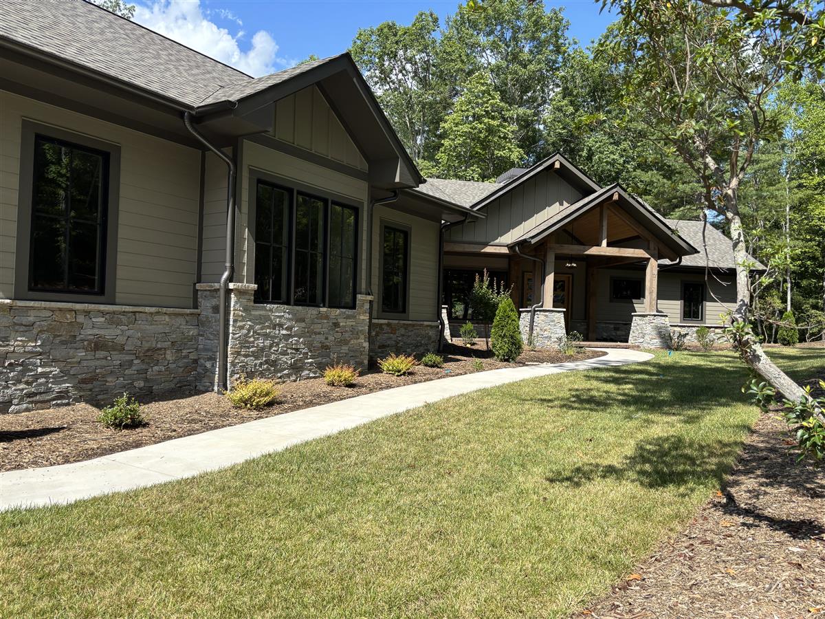 A picture of the property located at 11 NESTLEWOOD DR, ARDEN NC 28704.
