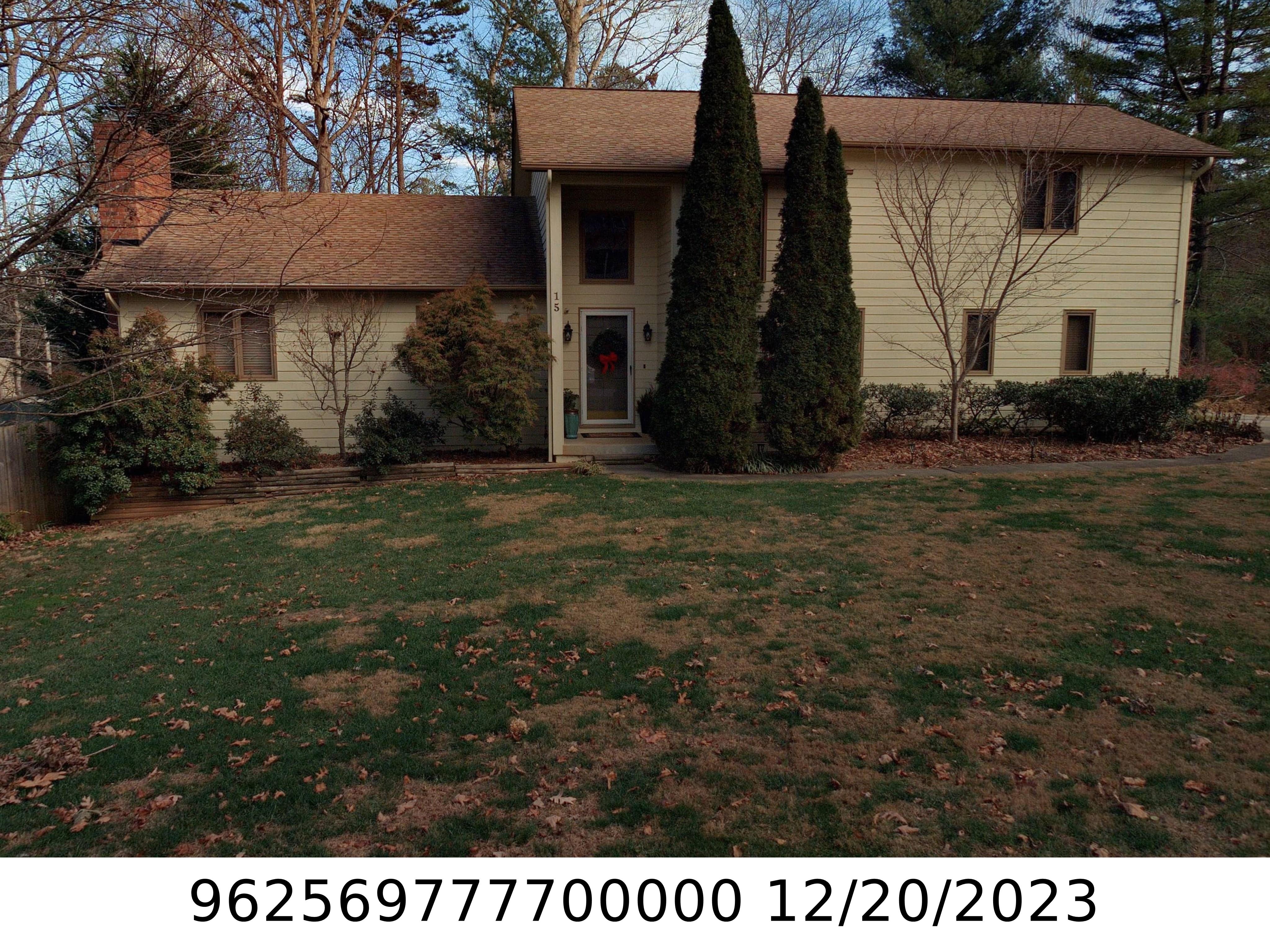 A picture of the property located at 15 S OAKS CIR, ASHEVILLE NC 28806.