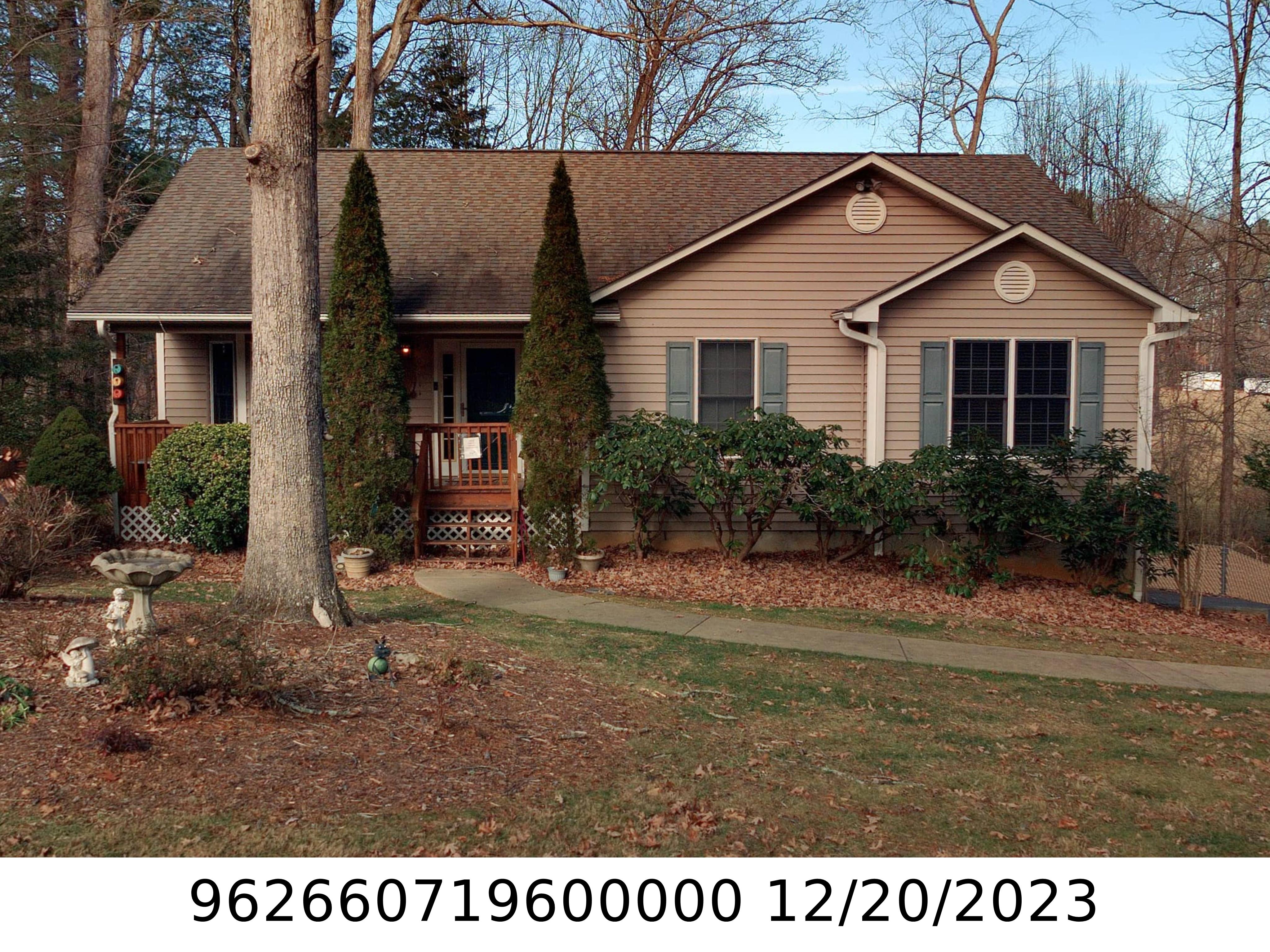 A picture of the property located at 20 S OAKS CIR, ASHEVILLE NC 28806.