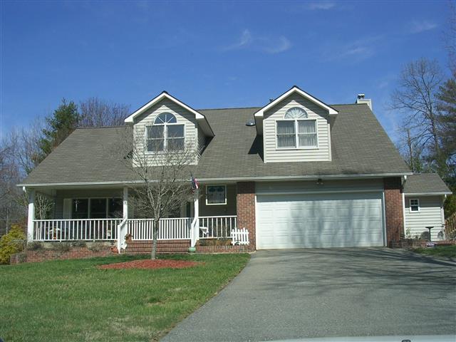 A picture of the property located at 10 S OAKS CIR, ASHEVILLE NC 28806.