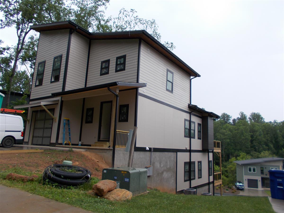 A picture of the property located at 309 IRON RIDGE LOOP, ASHEVILLE NC 28806.