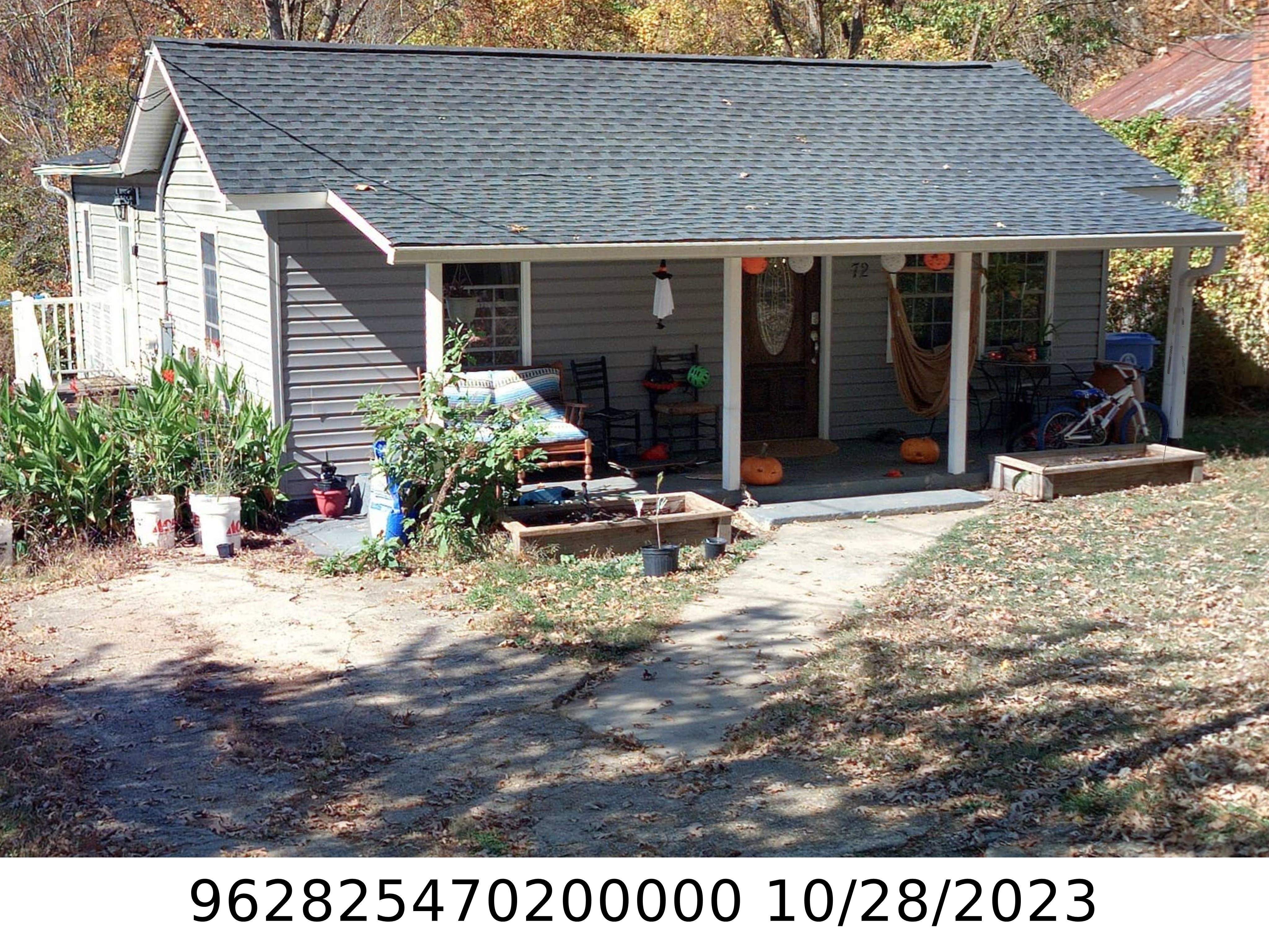A picture of the property located at 72 DEAVER PARK CIR, ASHEVILLE NC 28806.