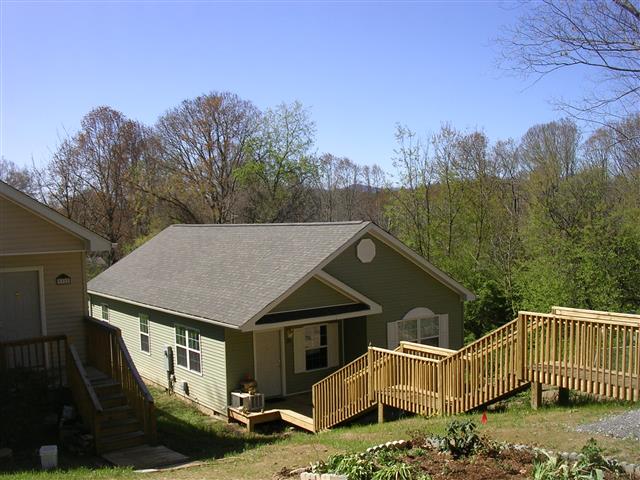 A picture of the property located at 36 DEAVER PARK CIR, ASHEVILLE NC 28806.