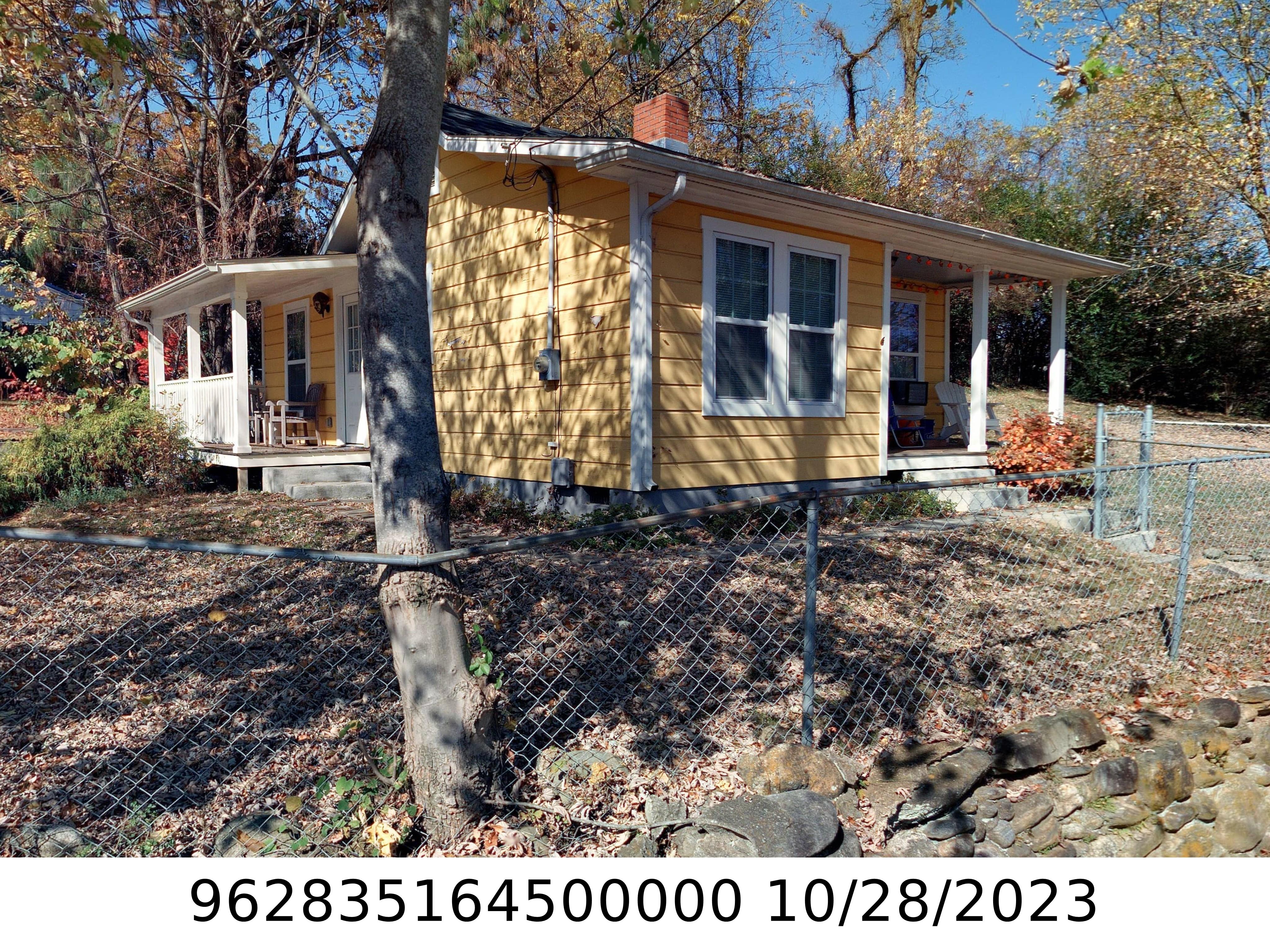A picture of the property located at 15 DEAVER PARK CIR, ASHEVILLE NC 28806.
