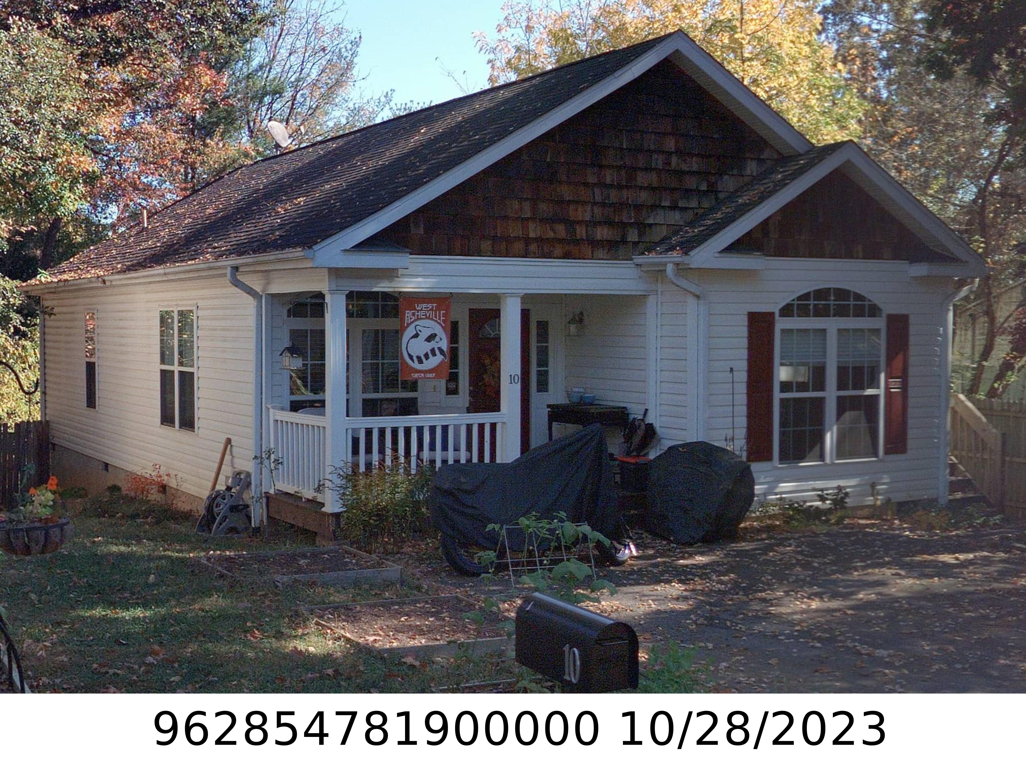 A picture of the property located at 10 BEAR CREEK DR, ASHEVILLE NC 28806.