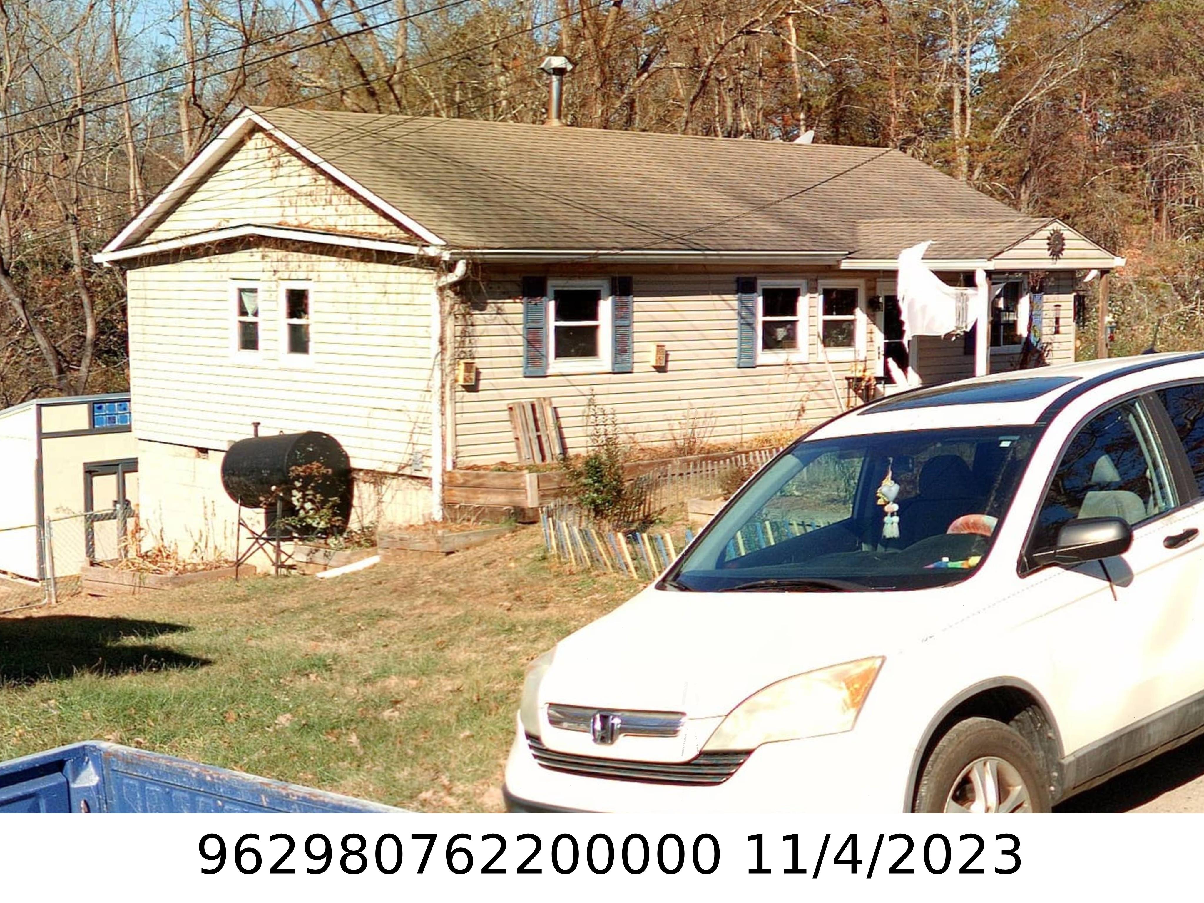A picture of the property located at 32 OAK HILL CIR, ASHEVILLE NC 28806.