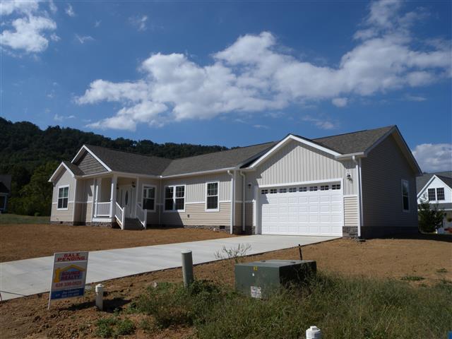 A picture of the property located at 9 FARTHINGS DR, ARDEN NC 28704.