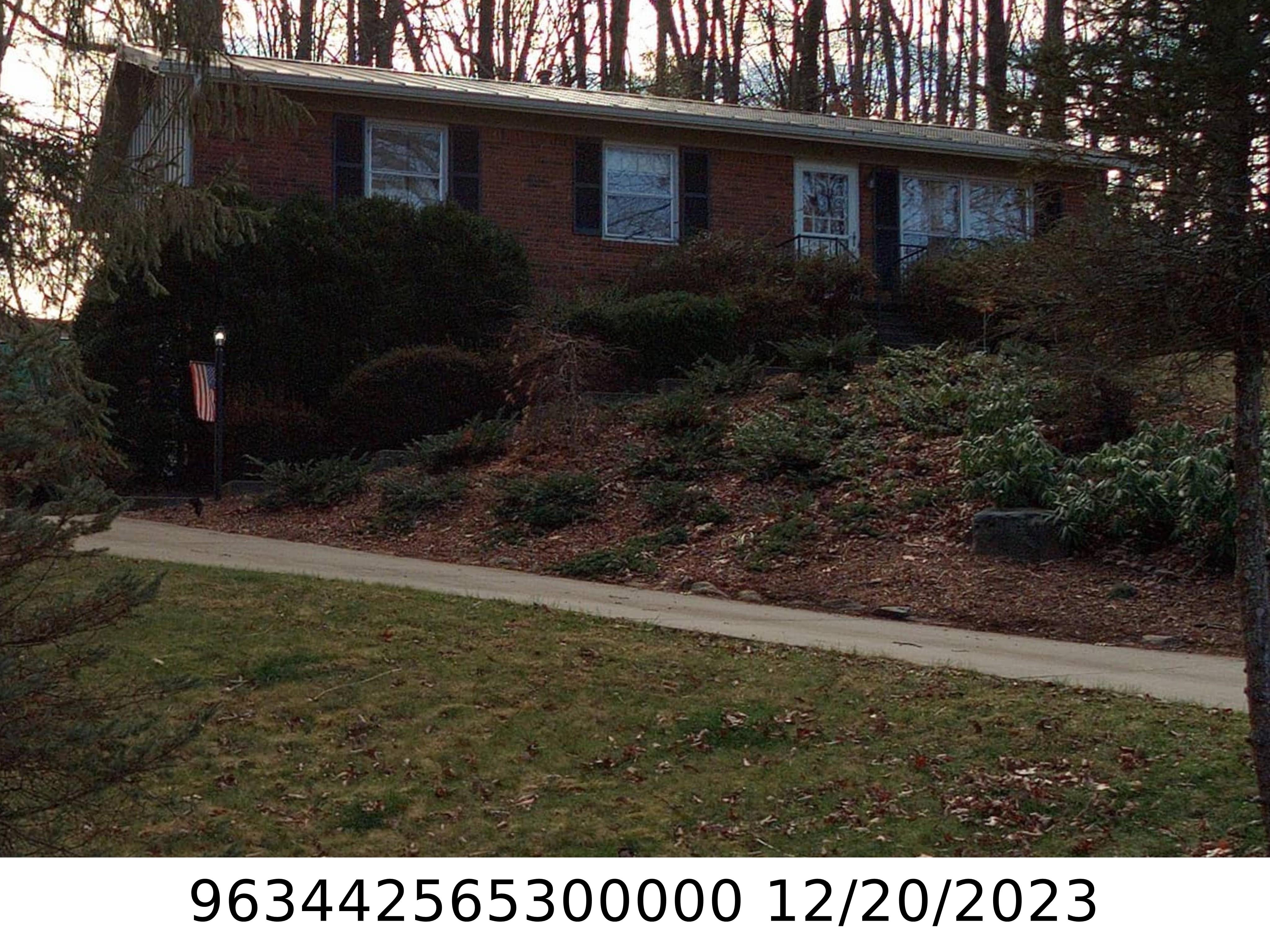 A picture of the property located at 16 LAUREL PARK DR, ARDEN NC 28704.