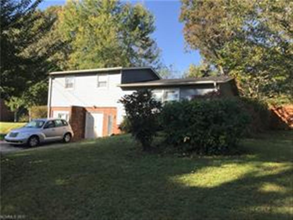 A picture of the property located at 8 COCHRAN DR, ARDEN NC 28704.