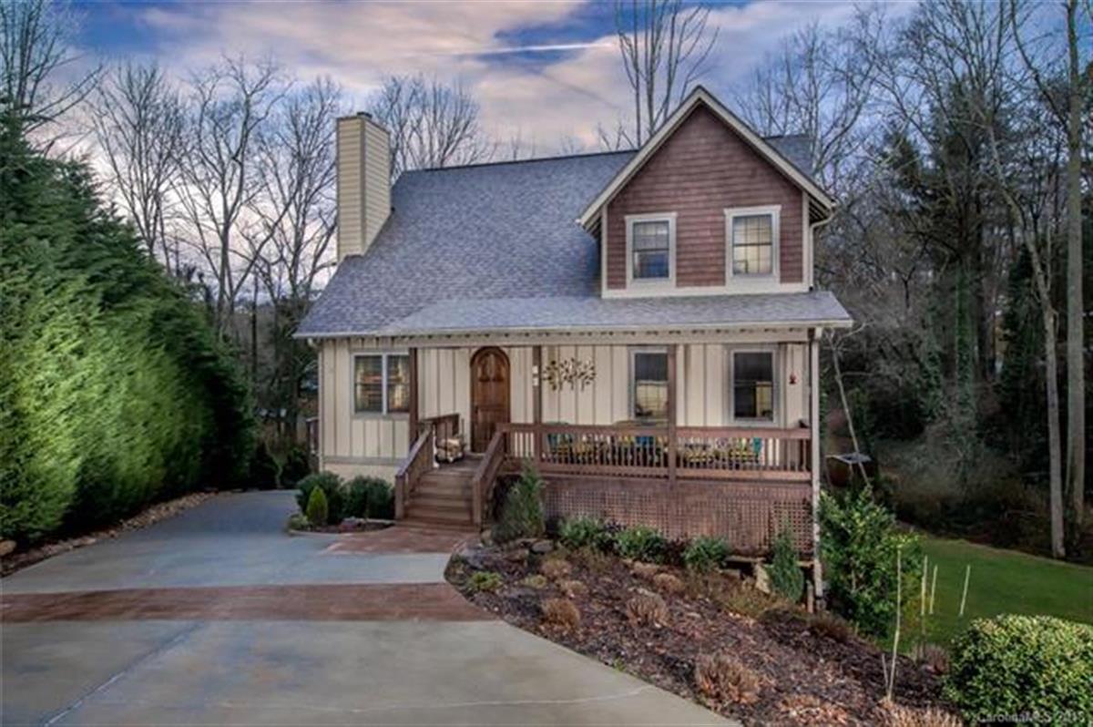 A picture of the property located at 18 OAK SPRINGS DR, ARDEN NC 28704.