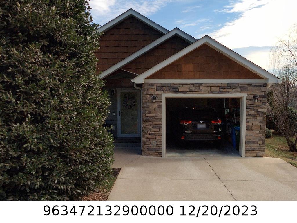 A picture of the property located at 2 JENNLYNN DR, ARDEN NC 28704.